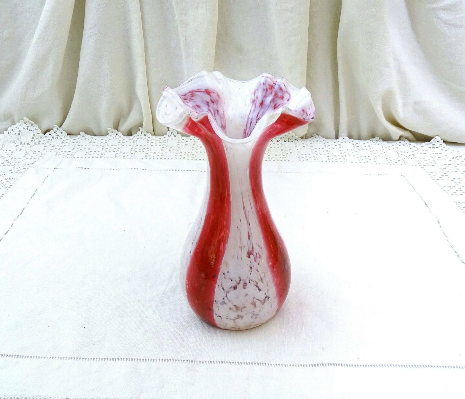 Grote Vintage Kunstglazen Vaas In Murano Stijl, Met Patroon Van Strepen En Spikkels In Wit En Rood Met Gouden Vlekjes – Retro Bloemenvaas