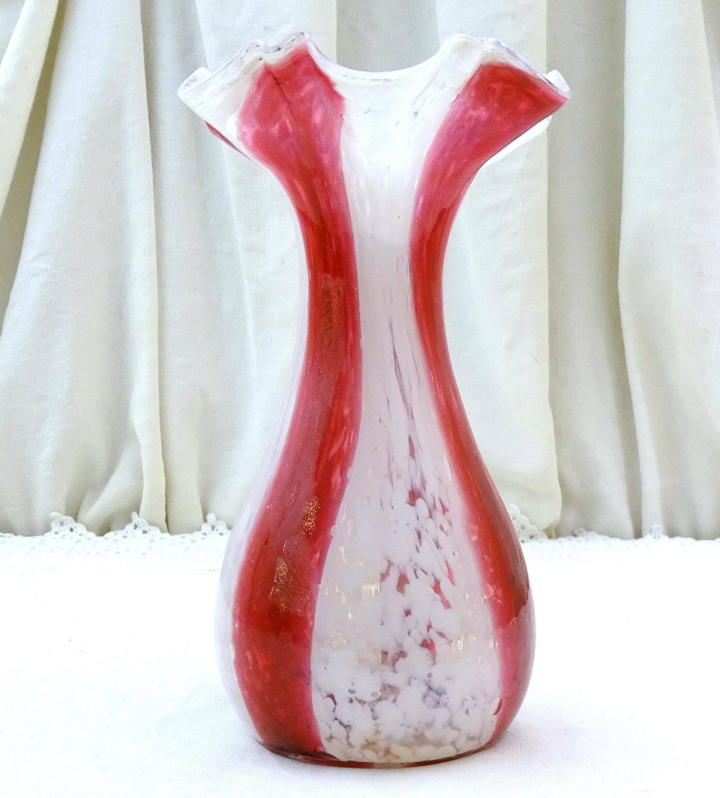Grote Vintage Kunstglazen Vaas In Murano Stijl, Met Patroon Van Strepen En Spikkels In Wit En Rood Met Gouden Vlekjes – Retro Bloemenvaas photo Woonaccessoires
