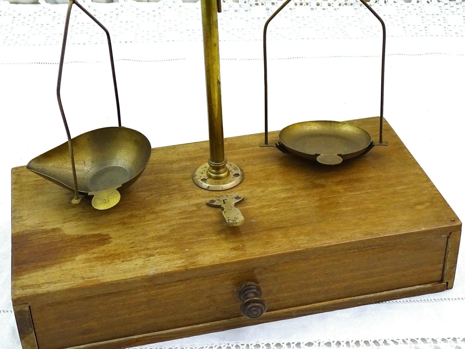 Antique French Brass Equal Arm Beam Balances With Wooden Draw, Vintage Apothecary And Analytical Scales From France, Old Style Gem Scale photo vinterior
