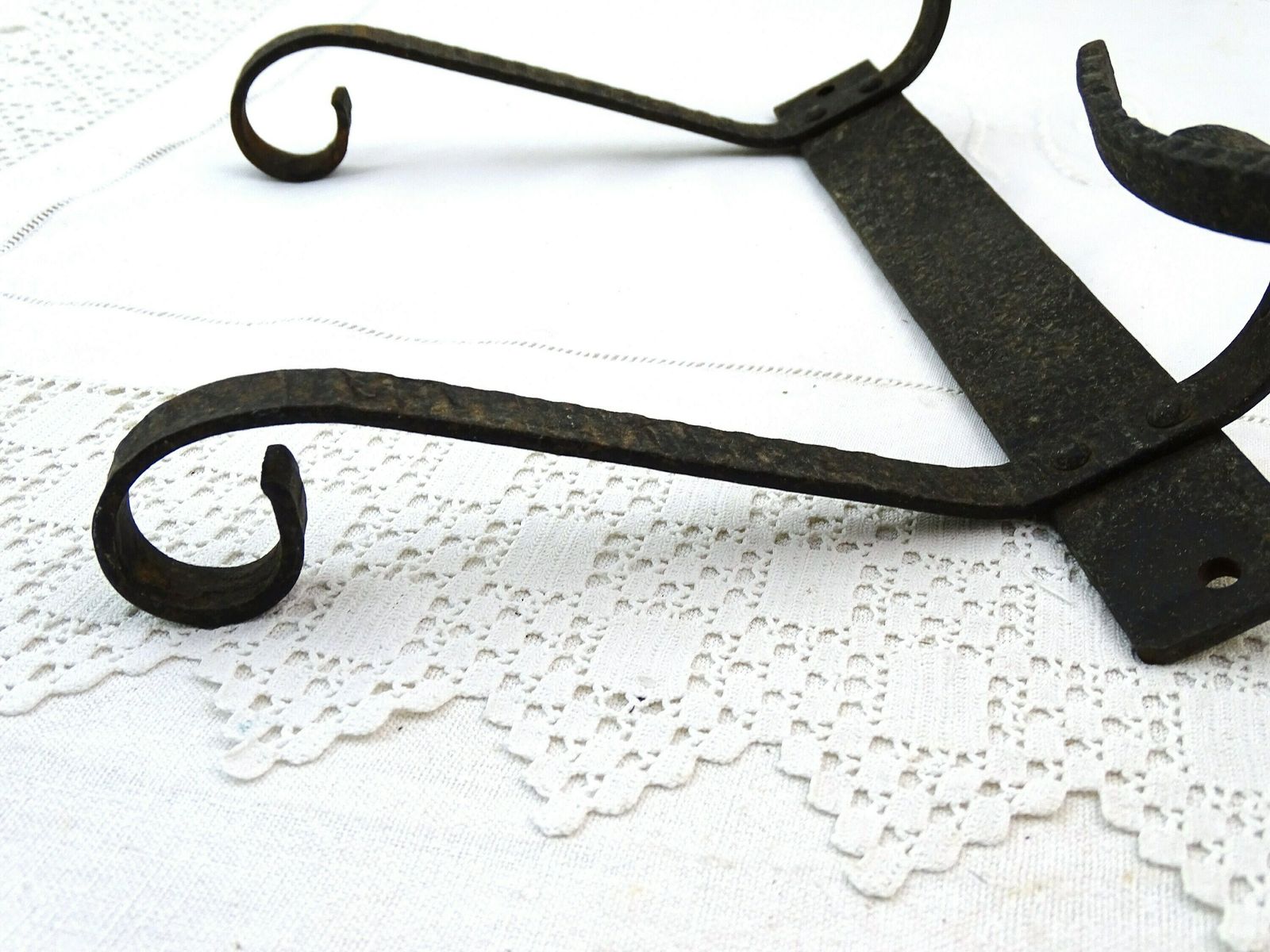 Vintage Franse Gesmeed Metalen Kapstok Voor Wandmontage Met 2 Haken En Gestructureerd Oppervlak, Retro Kledingopberger Uit Frankrijk, Smeedwerk photo vintage
