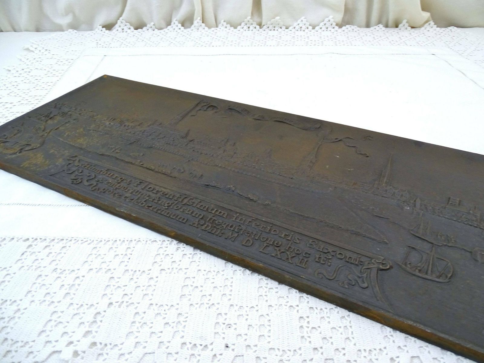 Groot Antiek Duits Gietijzeren Wandrelief Van Ahlmann Carlshütte Fondery, Met Afbeelding Van De Kaart Van Hamburg Uit 1572 – Vintage Metalen Middeleeuwse Stadskaart photo buy