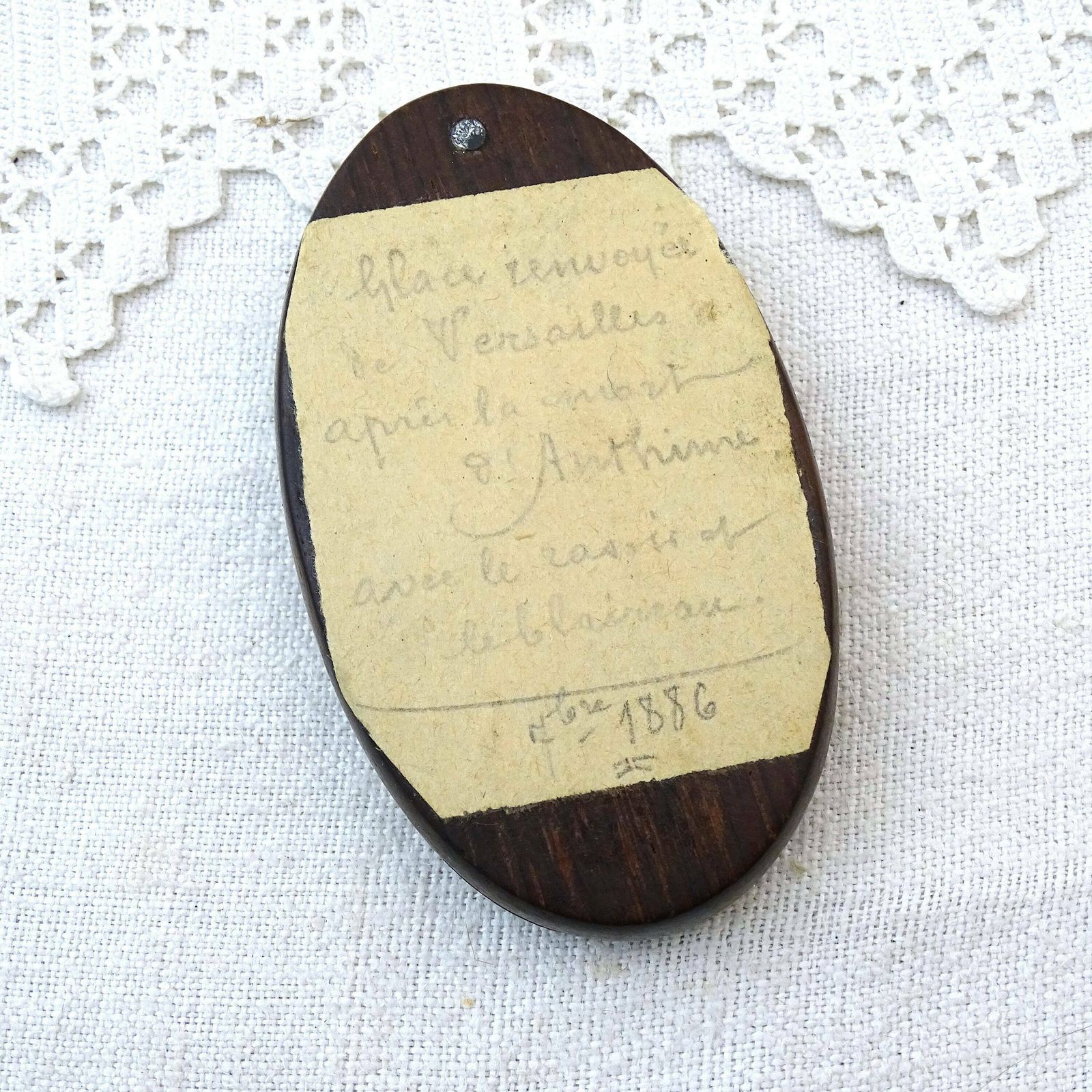 Klein Antiek Frans Zakspiegeltje Met Gebruikssporen, Houten Etui En Papieren Etiket Met Vermelding Van Herkomst Uit Versailles, 19e Eeuw photo buy