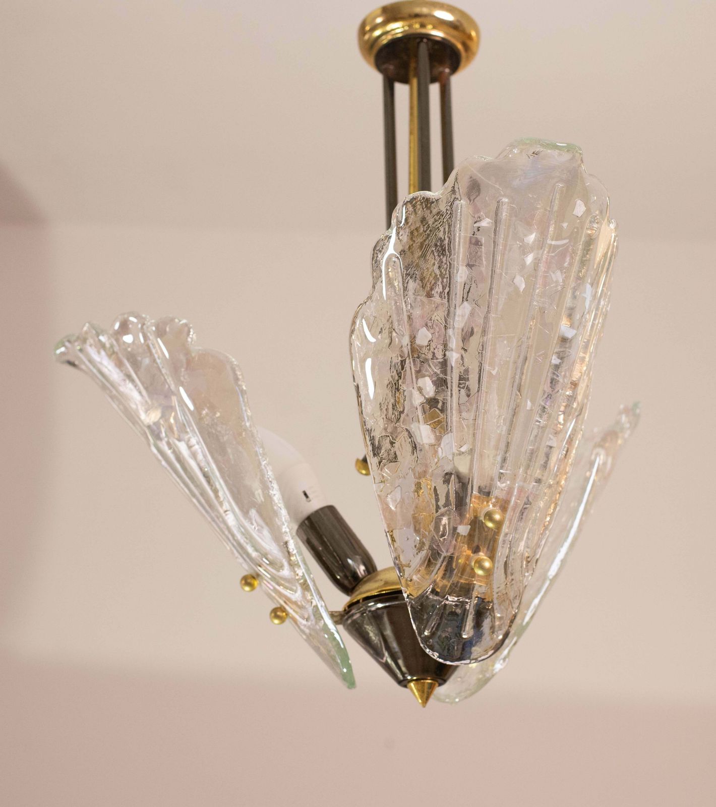 Elegant Murano Chandelier With 3 Leaves Iridescent In Murano Glass photo vinterior