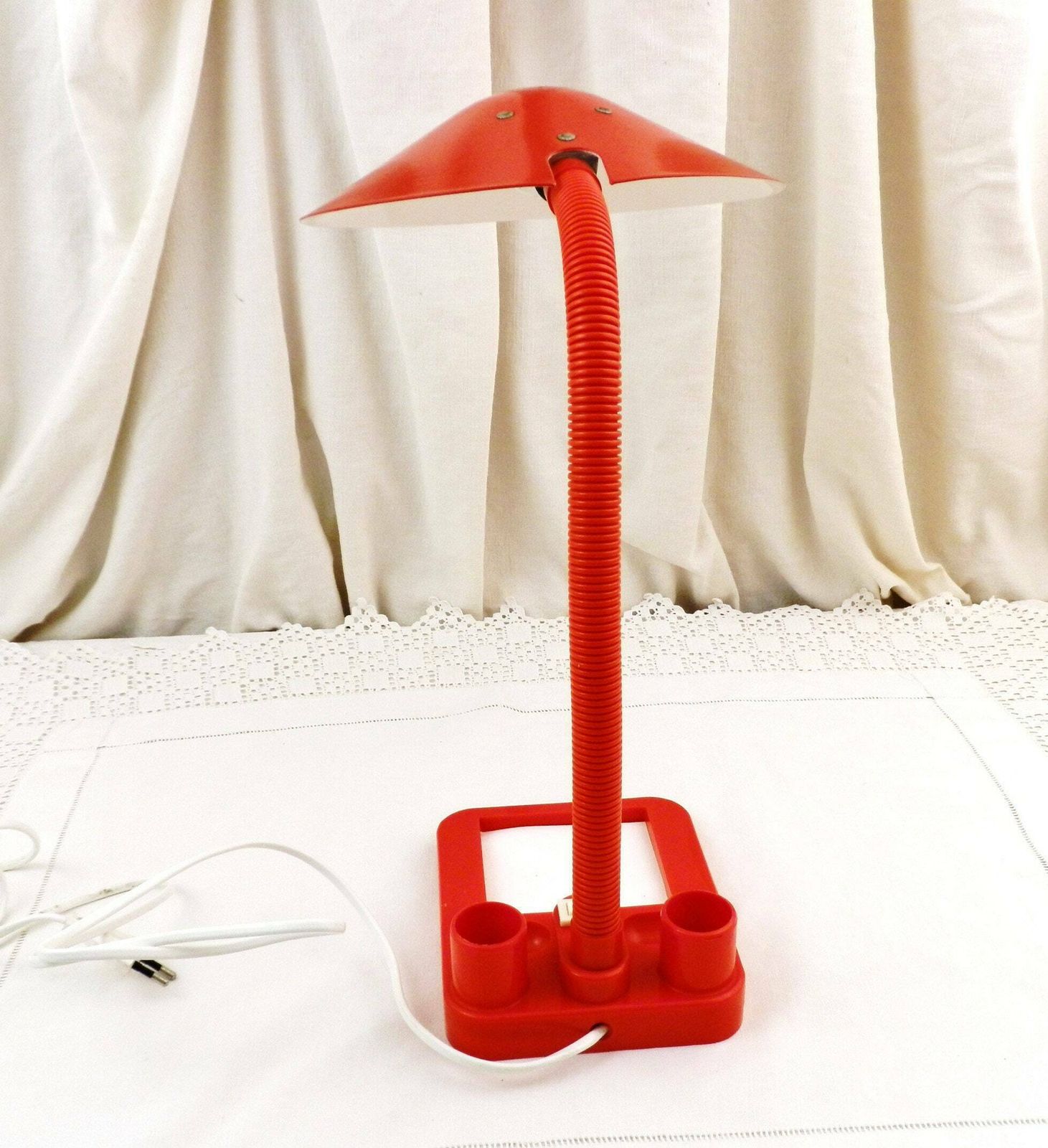 French Vintage 1980s Red Articulated Desk Tidy Lamp With Note Pad By Alumionor, Retro Office Lighting From France, Flea Market Light photo 65.0