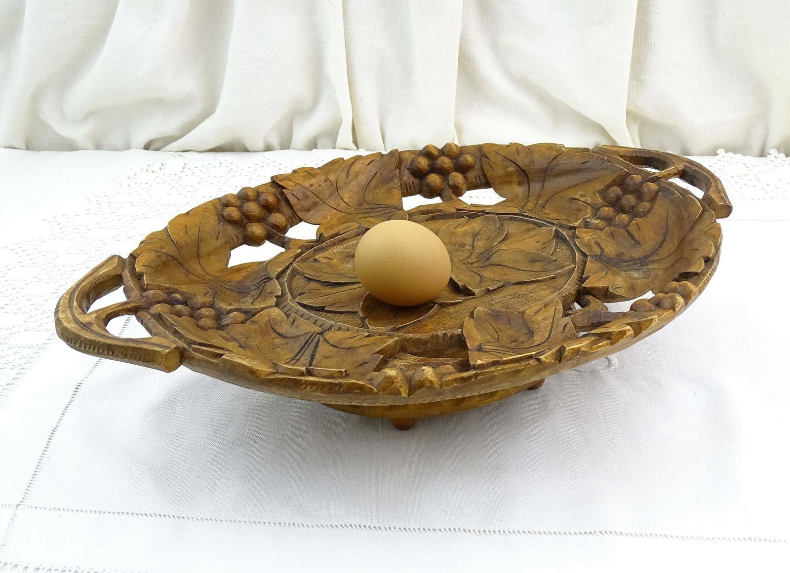 Vintage Zwitserse Muzikale Houten Fruitschaal Met Gesneden Wijnblad  En Druivenmotief – Emmenthalerlied Brienzerburli, Muziekdoos Uit Zwitserland photo furniture