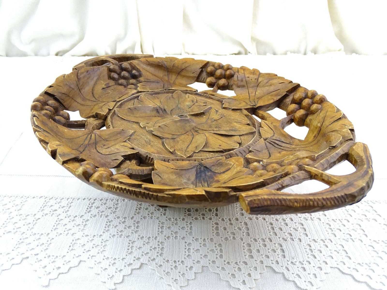 Vintage Zwitserse Muzikale Houten Fruitschaal Met Gesneden Wijnblad  En Druivenmotief – Emmenthalerlied Brienzerburli, Muziekdoos Uit Zwitserland photo 56.0