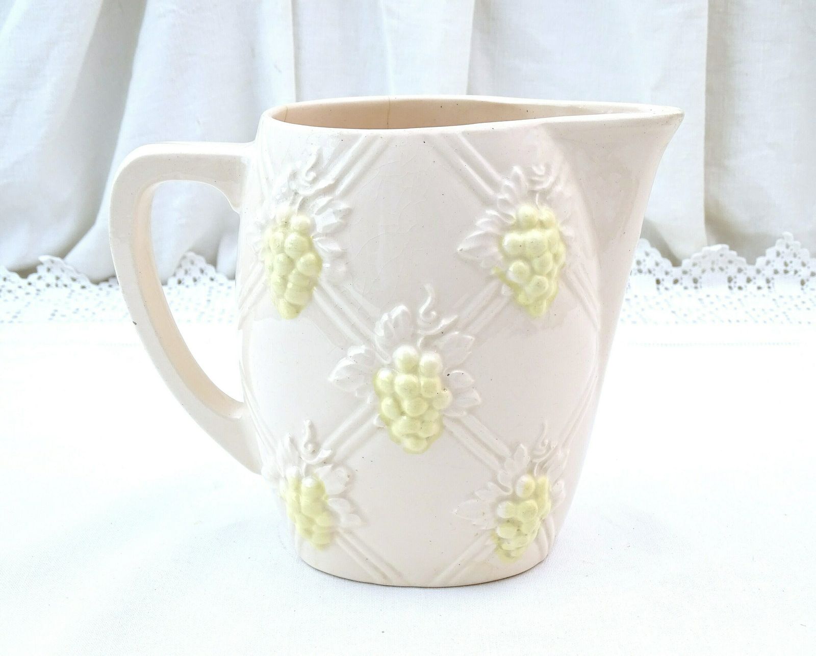 Antieke Franse Majolica Kan Van Digoin In Lichtroze En Geel Met Druivenpatroon – Vintage Decoratief Aardewerk Uit Frankrijk photo furniture