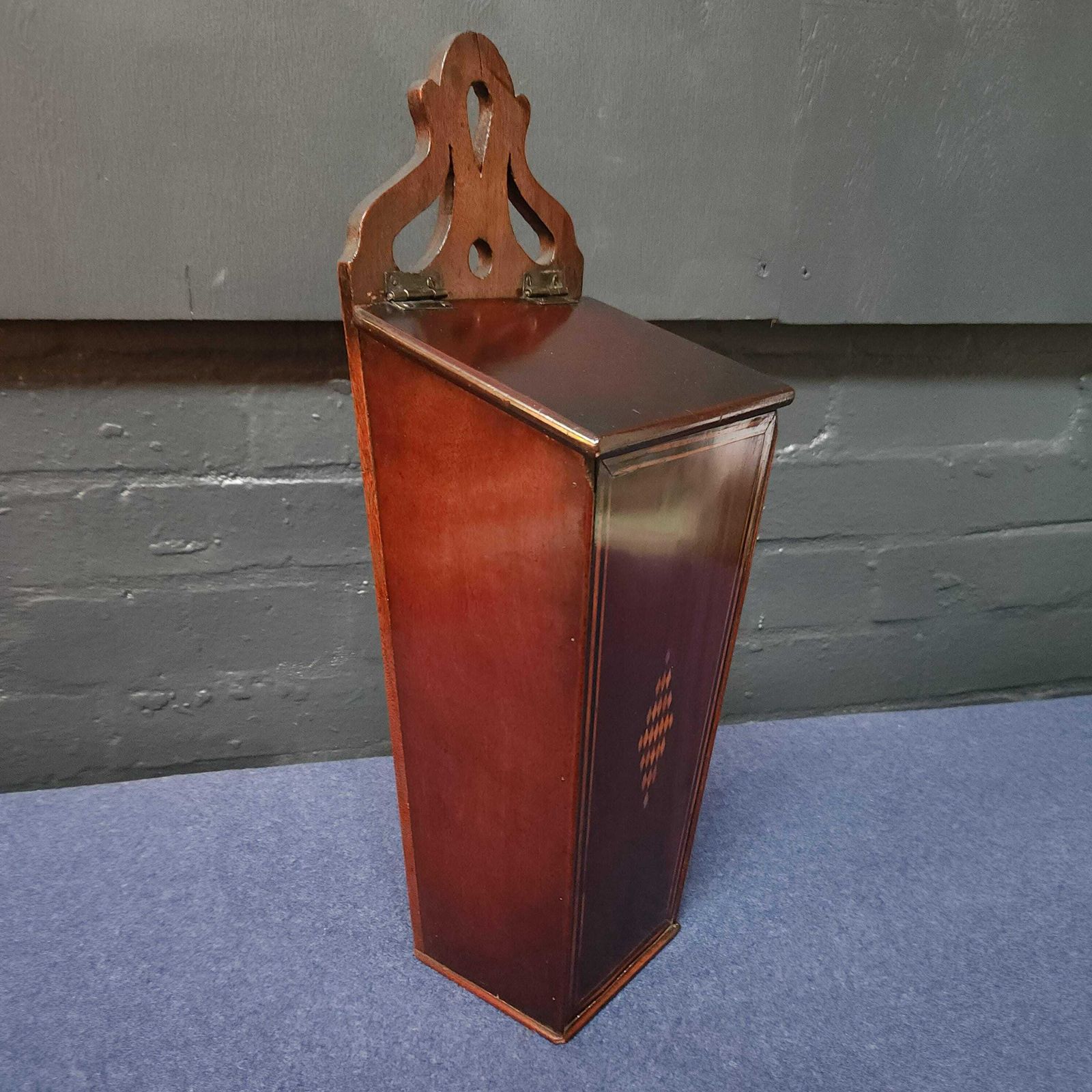 Inlaid Mahogany Georgian Candle Box. Circa Late 18thc photo vinterior