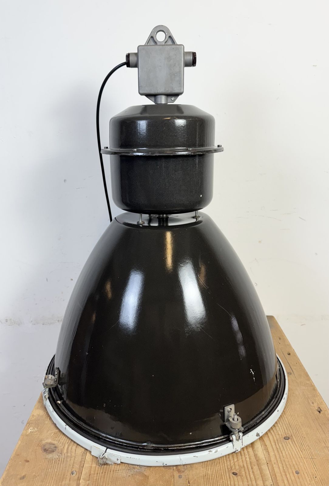 photo vinterior Large Black Enamel Industrial Lamp With Clear Glass Cover From Elektrosvit, 1960s, 20x