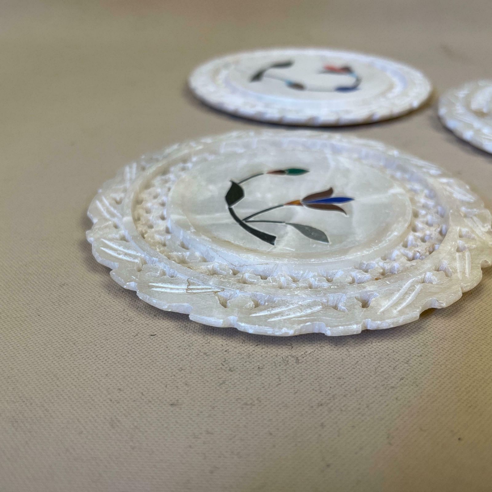 Set Of 4 Handmade Round Mother Of Pearl Coasters Mats Placemats Floral Inlay Pattern Mat Decor Decorative Pattern Circular Art Deco photo Home Decor