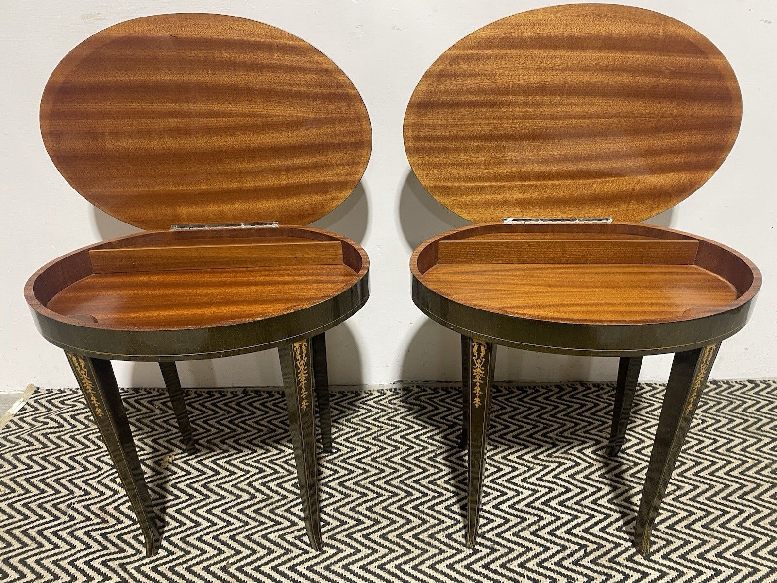 photo furniture Antique Italian Style Music Side Tables Pair Lamp Coffee Table Oval