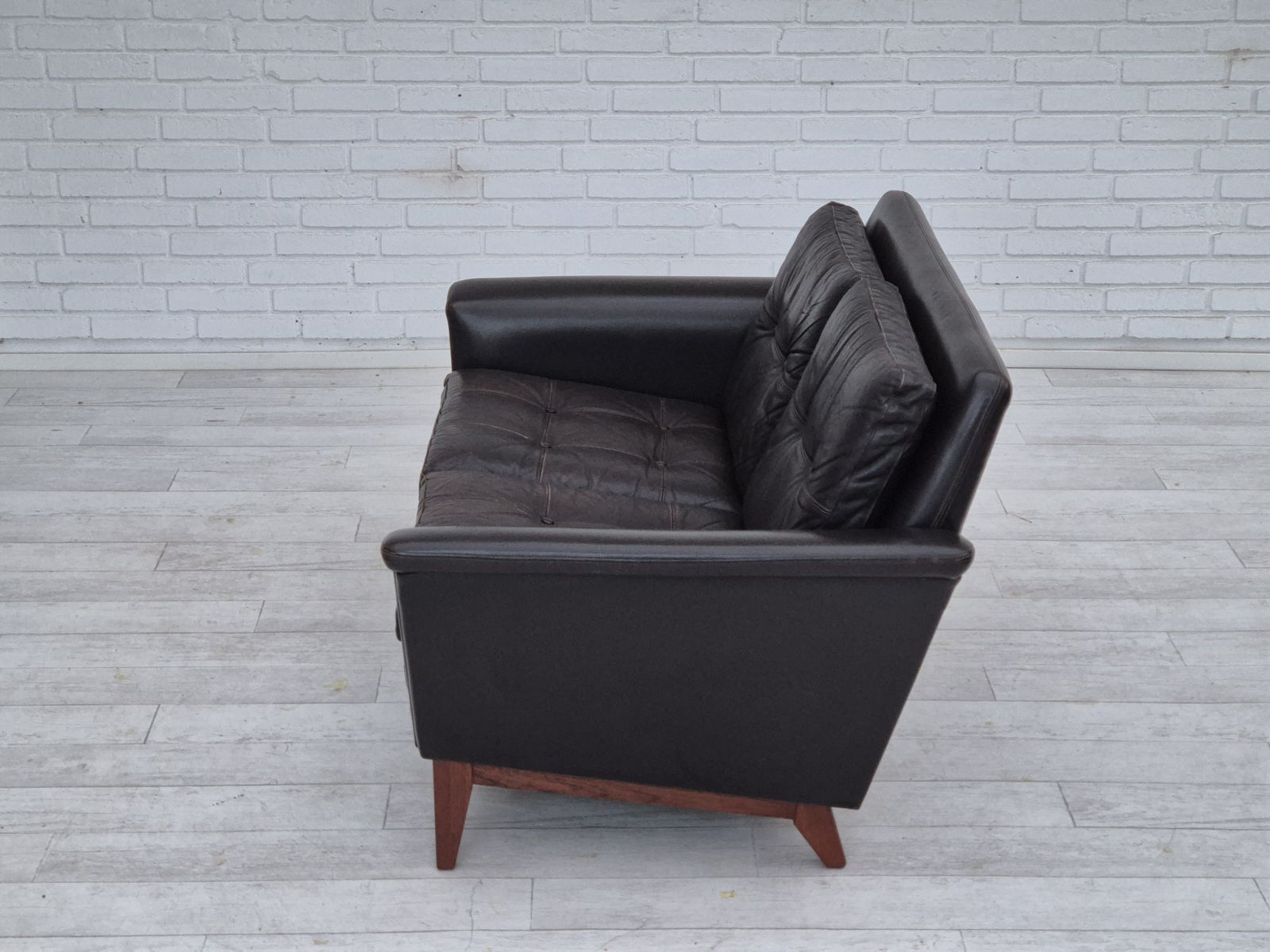 photo vinterior 1970s, Danish 2 Seater Sofa, Original Condition, Furniture Leather, Solid Teak Wood.
