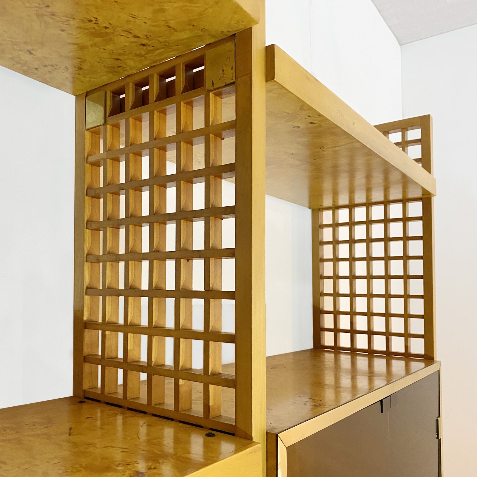 photo vintage Gianluigi Gorgoni 1970s Brass Burl Wood Glass Display Cabinet Shelving Rizzo Gold Fratelli Turi