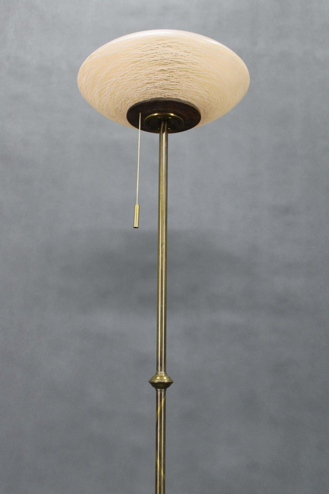 Gerestaureerde messing vloerlamp met glazen kap, ca. jaren 1940 photo vinterior