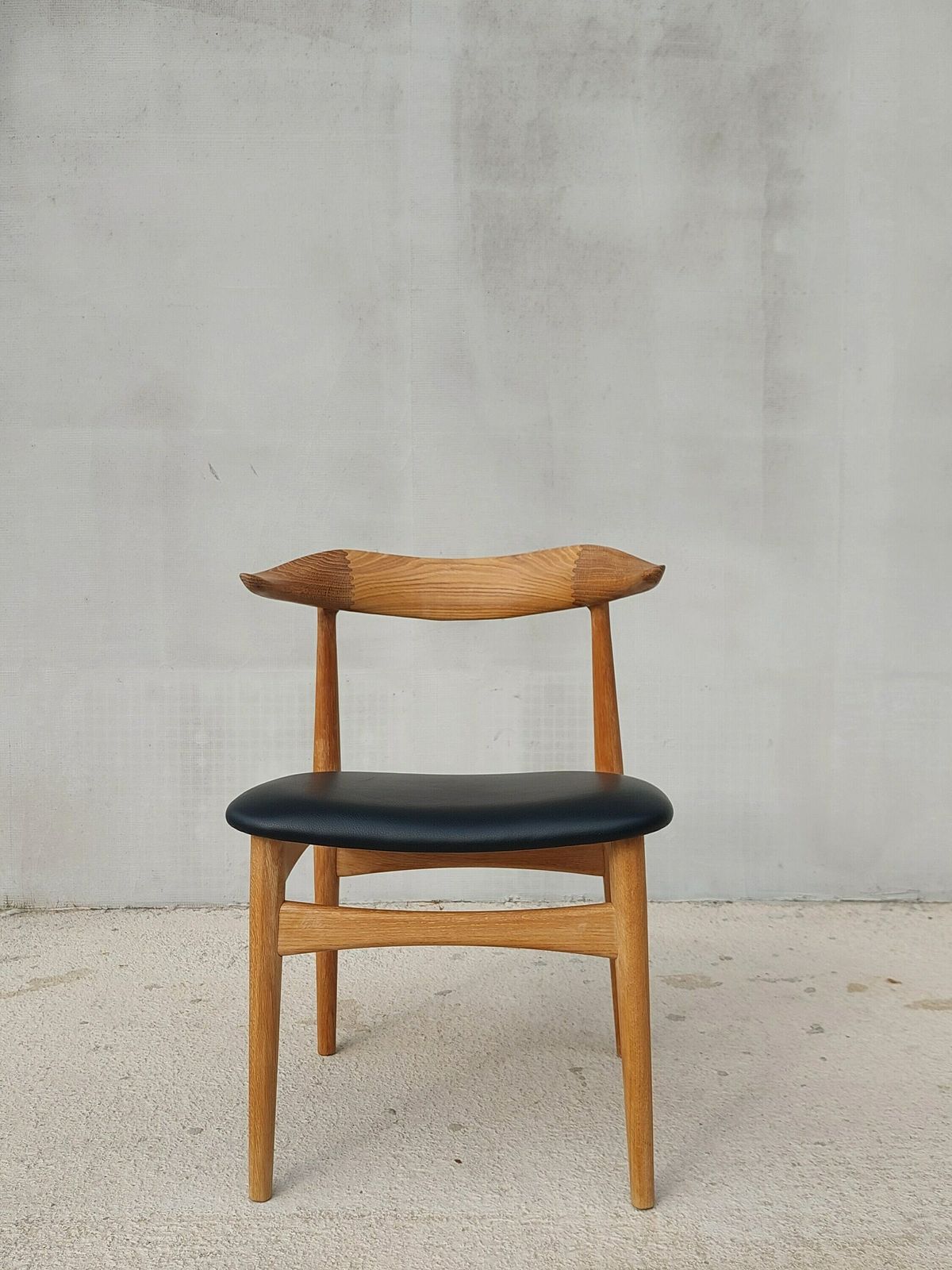 Cow Horn Chair / Cow Horn / Designer Chair / Danish Furniture Design / Danish / Solid Oak / Black Prescott Leather / Knud Færch / 1969's photo vinterior