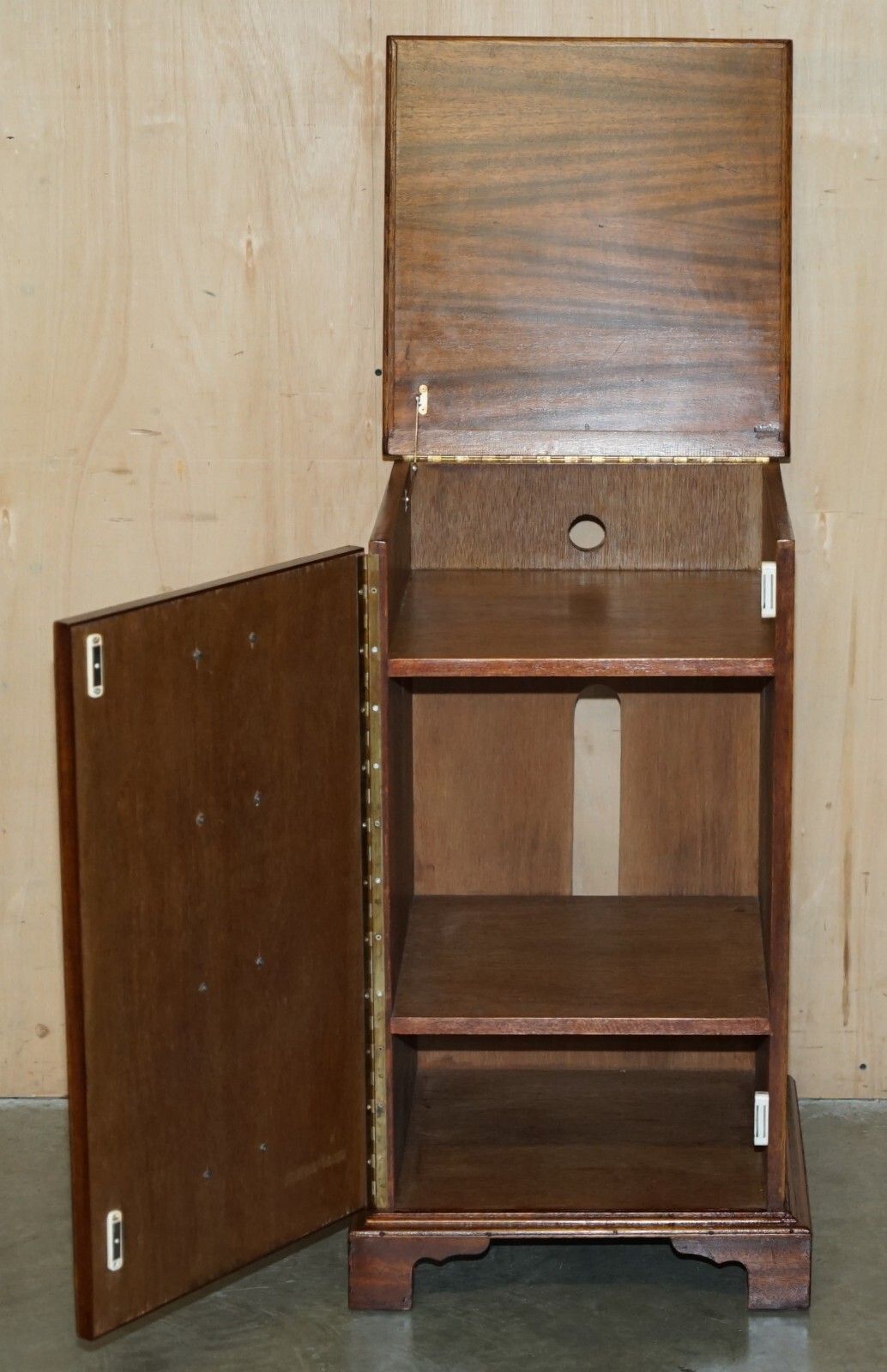 photo vintage Vintage Mid Century Modern Flamed Mahogany Record Player Media Cabinet