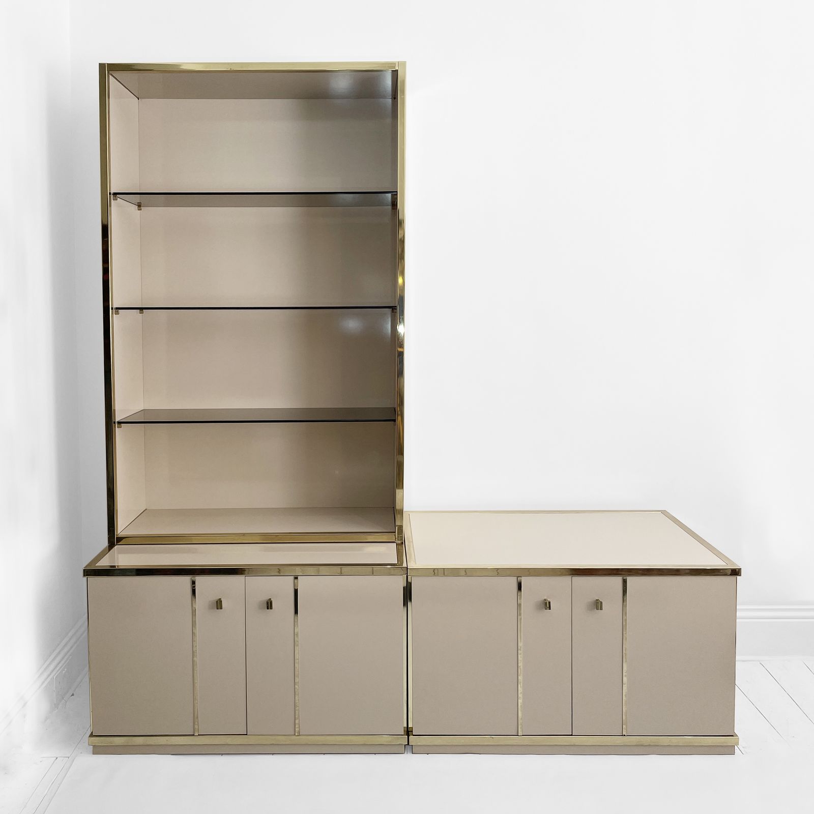 Renato Zevi Beige Brass Display Cabinet 70s Hollywood Regency Midcentury Glass photo vinterior