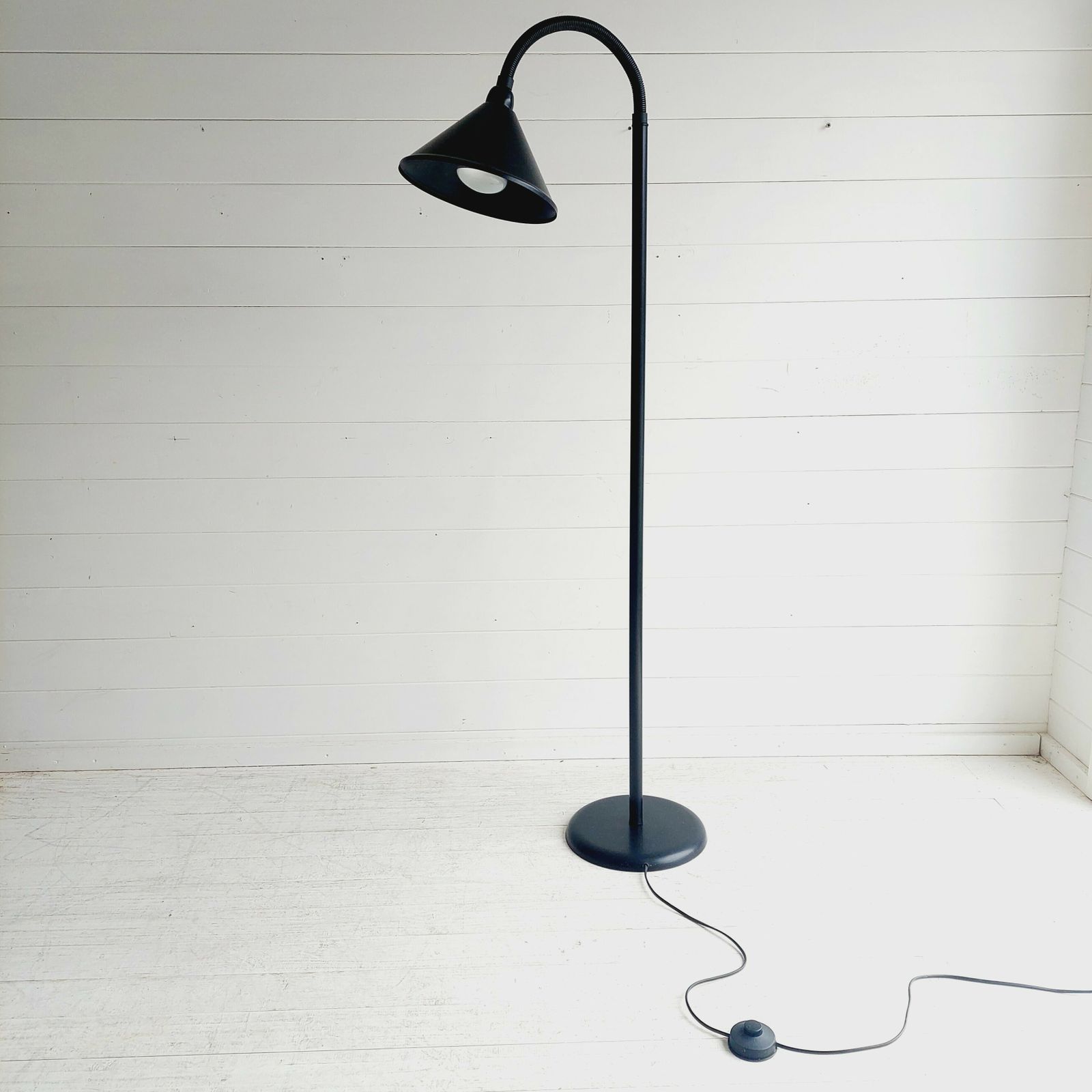 Mid Century Vintage 80s Black Metal Gooseneck Floor Lamp Memphis Adjustable Reading Light photo for sale