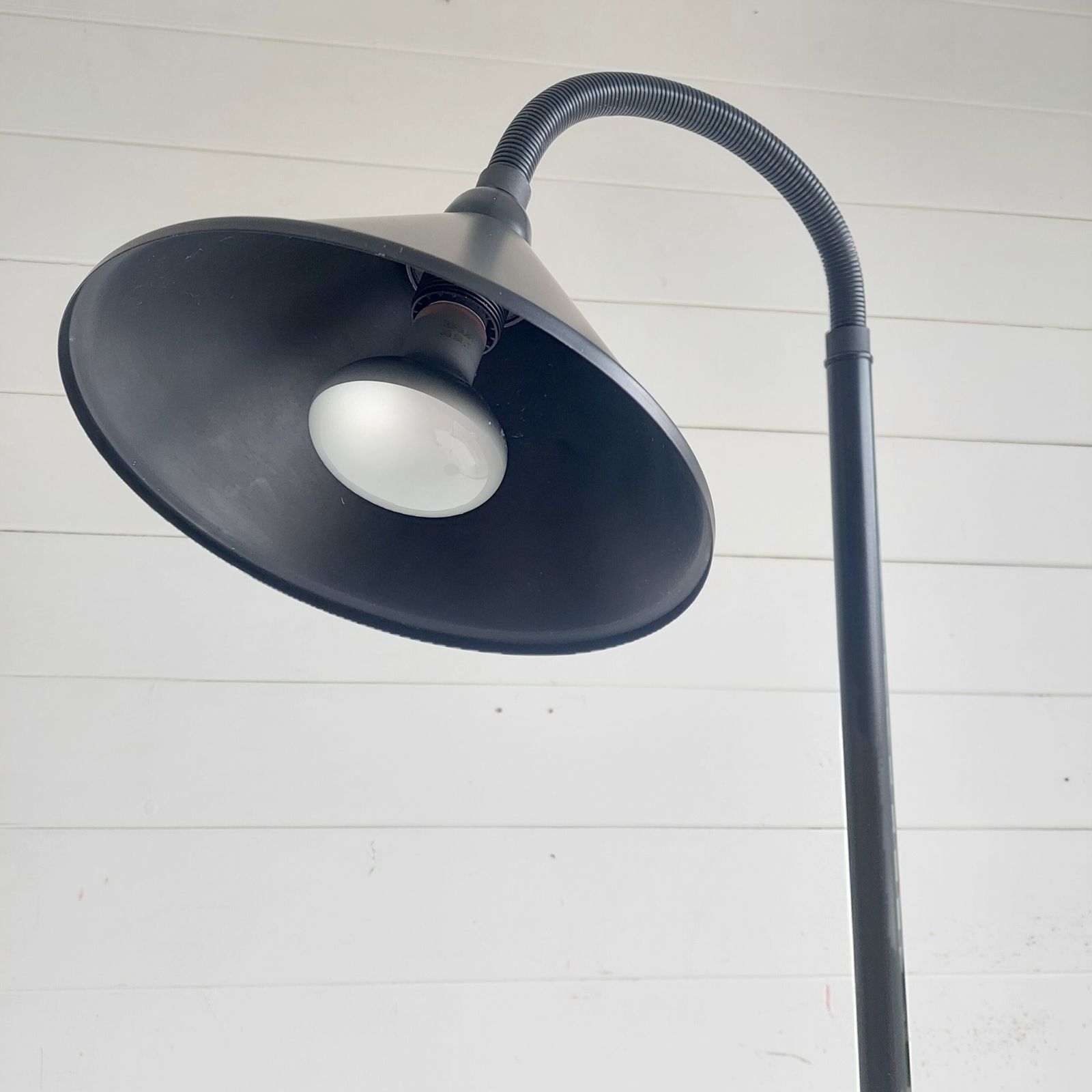 photo vinterior Mid Century Vintage 80s Black Metal Gooseneck Floor Lamp Memphis Adjustable Reading Light