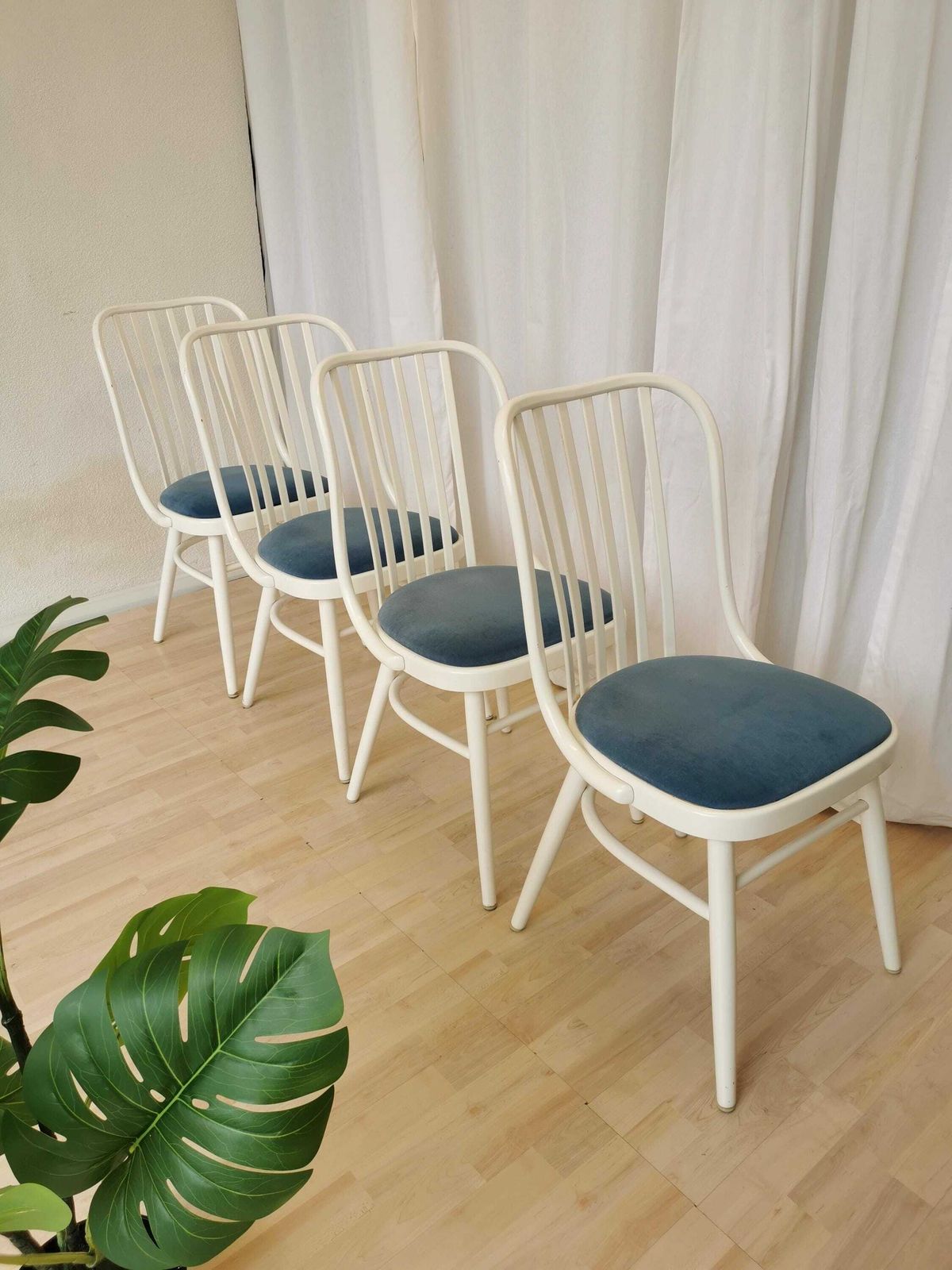 Set Of 4 Vintage Bentwood Dining Chairs / 1980s Yugoslavia / Made In Ligna Style White Wooden Mid Century Dine Chairs With Blue Fabric Seat