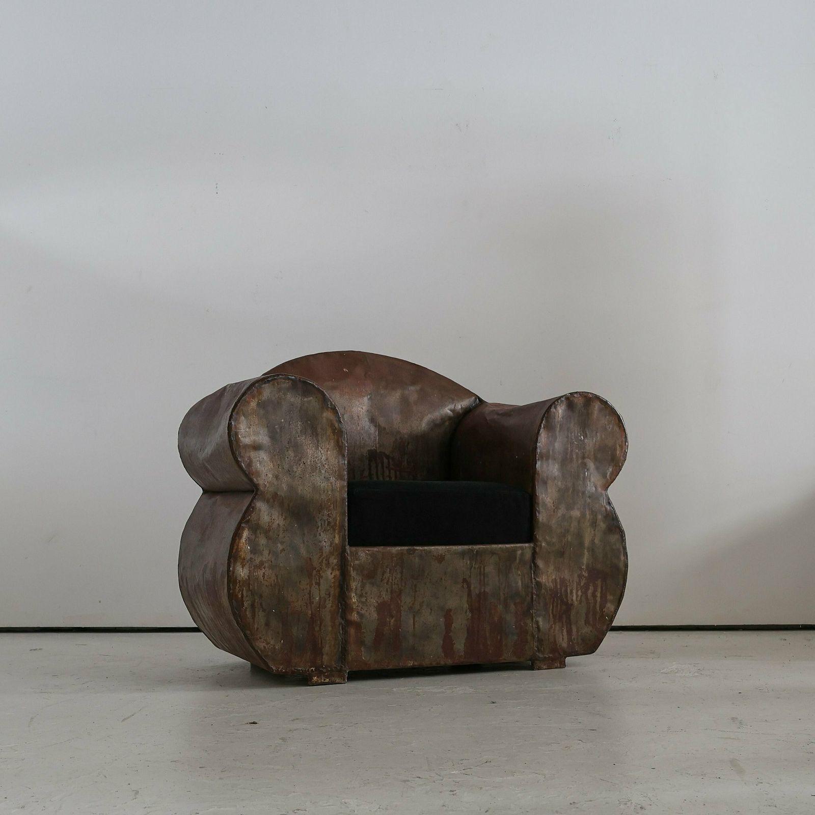 photo vintage Sculptural 1970s Oversized Metal Club Chair
