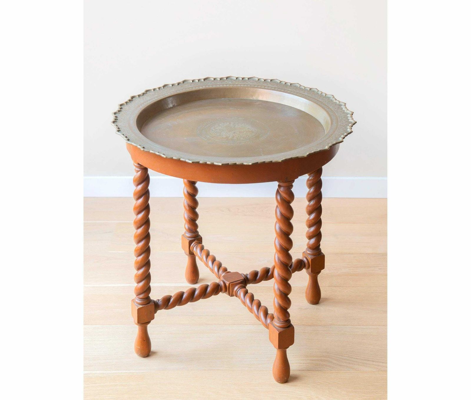 Antieke tafel met gedraaide poten en koperen tafelblad, grote salontafel, Barley Twist, gesneden houten bijzettafel, ronde art deco-tafel