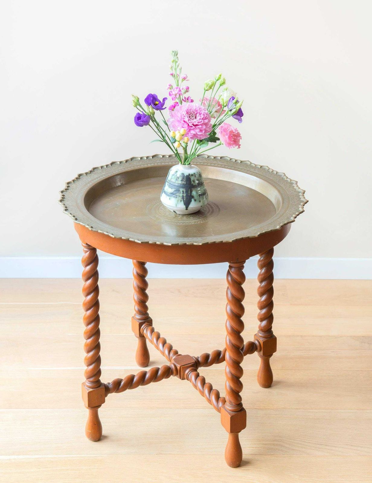 Antieke tafel met gedraaide poten en koperen tafelblad, grote salontafel, Barley Twist, gesneden houten bijzettafel, ronde art deco-tafel photo furniture