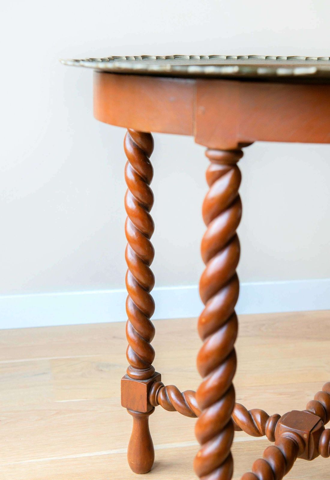 Antieke tafel met gedraaide poten en koperen tafelblad, grote salontafel, Barley Twist, gesneden houten bijzettafel, ronde art deco-tafel photo Meubels