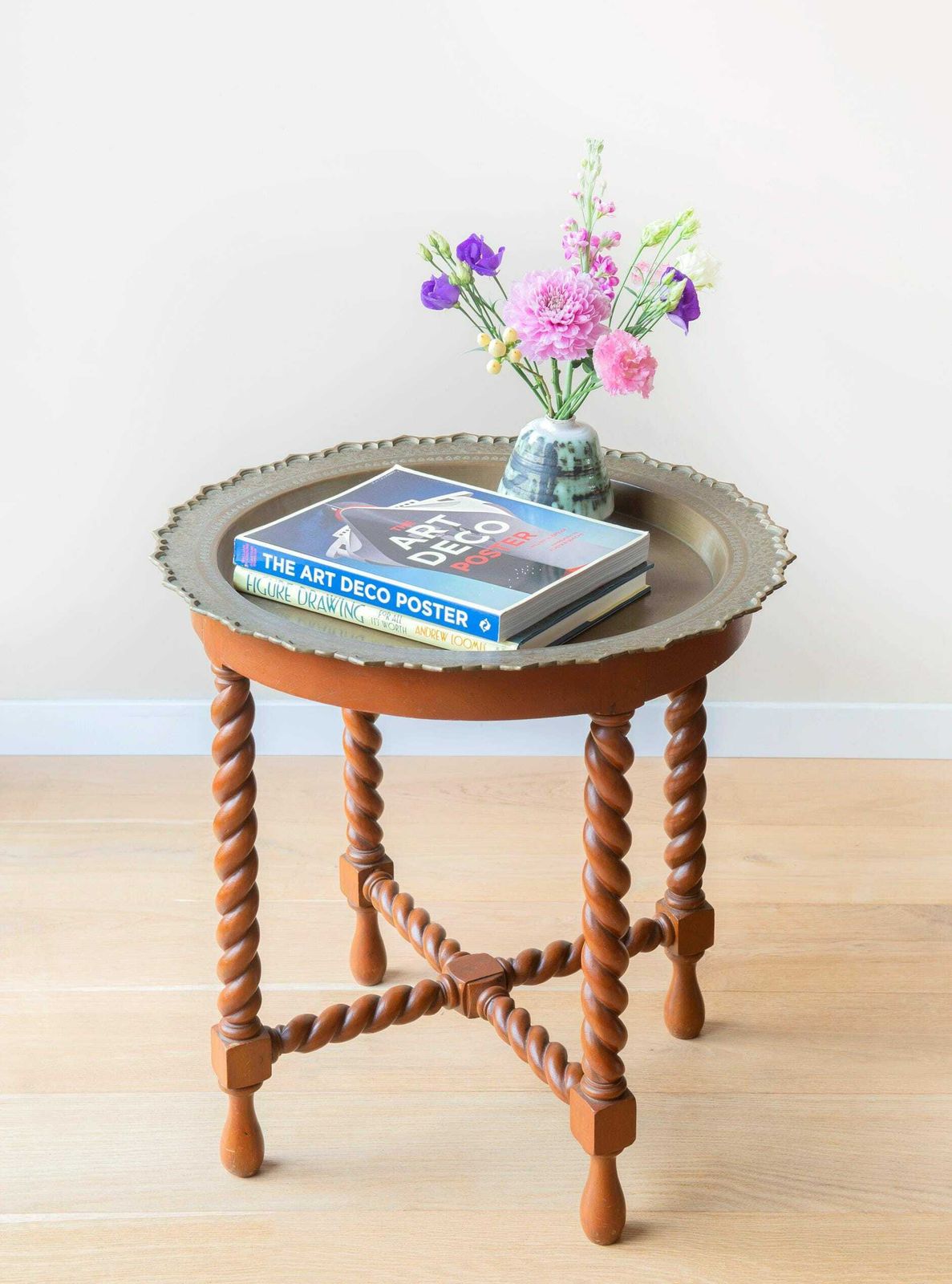 Antieke tafel met gedraaide poten en koperen tafelblad, grote salontafel, Barley Twist, gesneden houten bijzettafel, ronde art deco-tafel photo 500.0