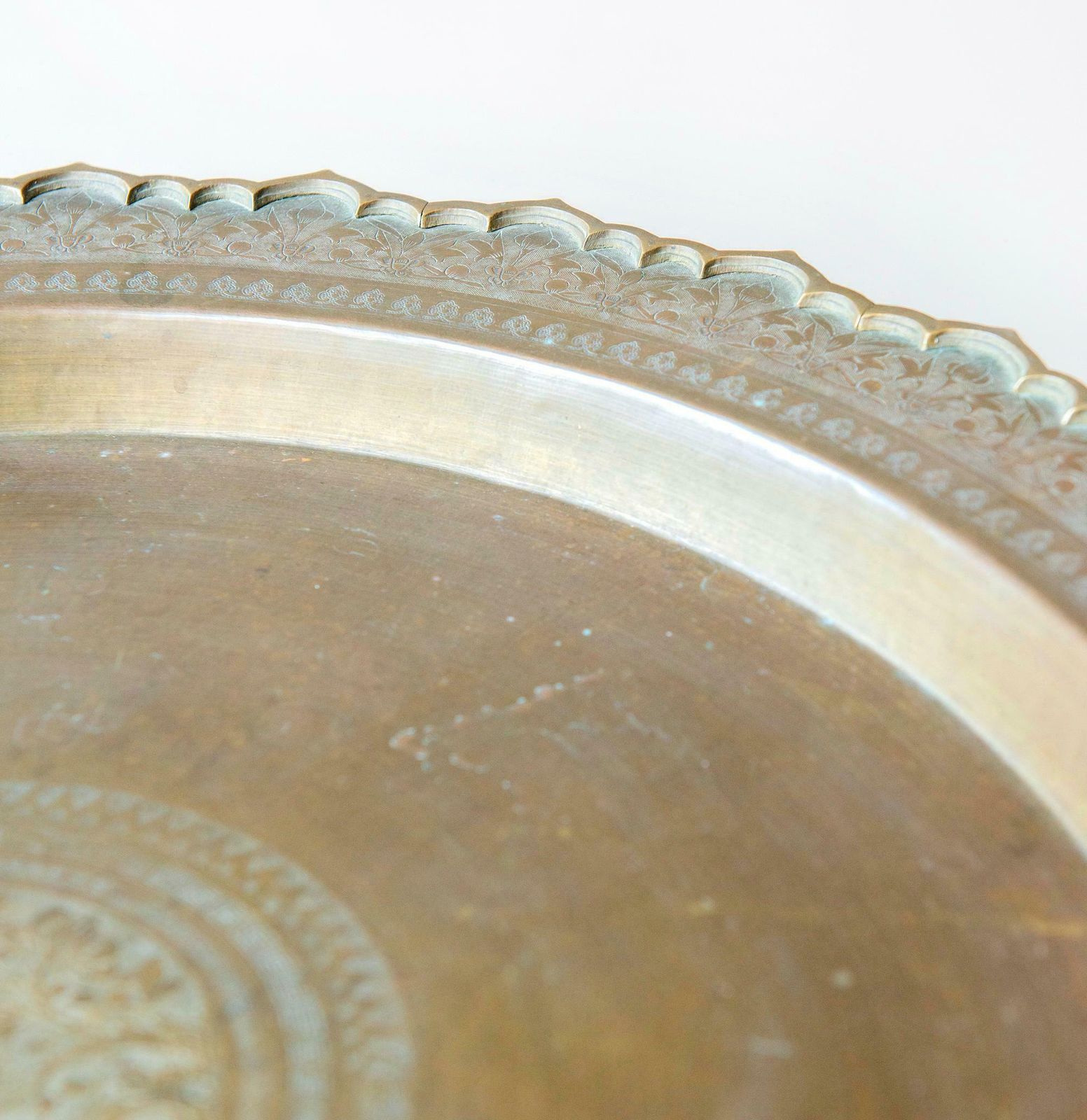 photo furniture Antieke Tafel Met Gedraaide Poten En Koperen Tafelblad, Grote Salontafel, Barley Twist, Gesneden Houten Bijzettafel, Ronde Art Deco Tafel