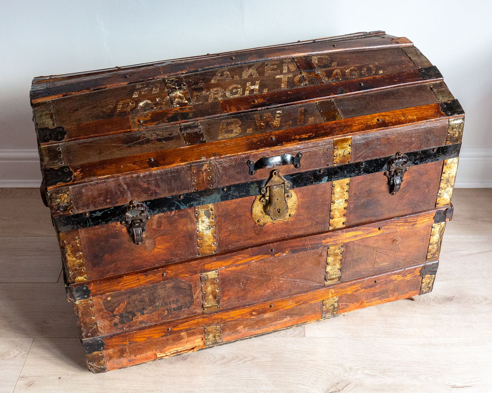 photo furniture Victorian Leather Steamer Trunk Antiqu.E Domed Travelling Blanket Chest Travel Branded
