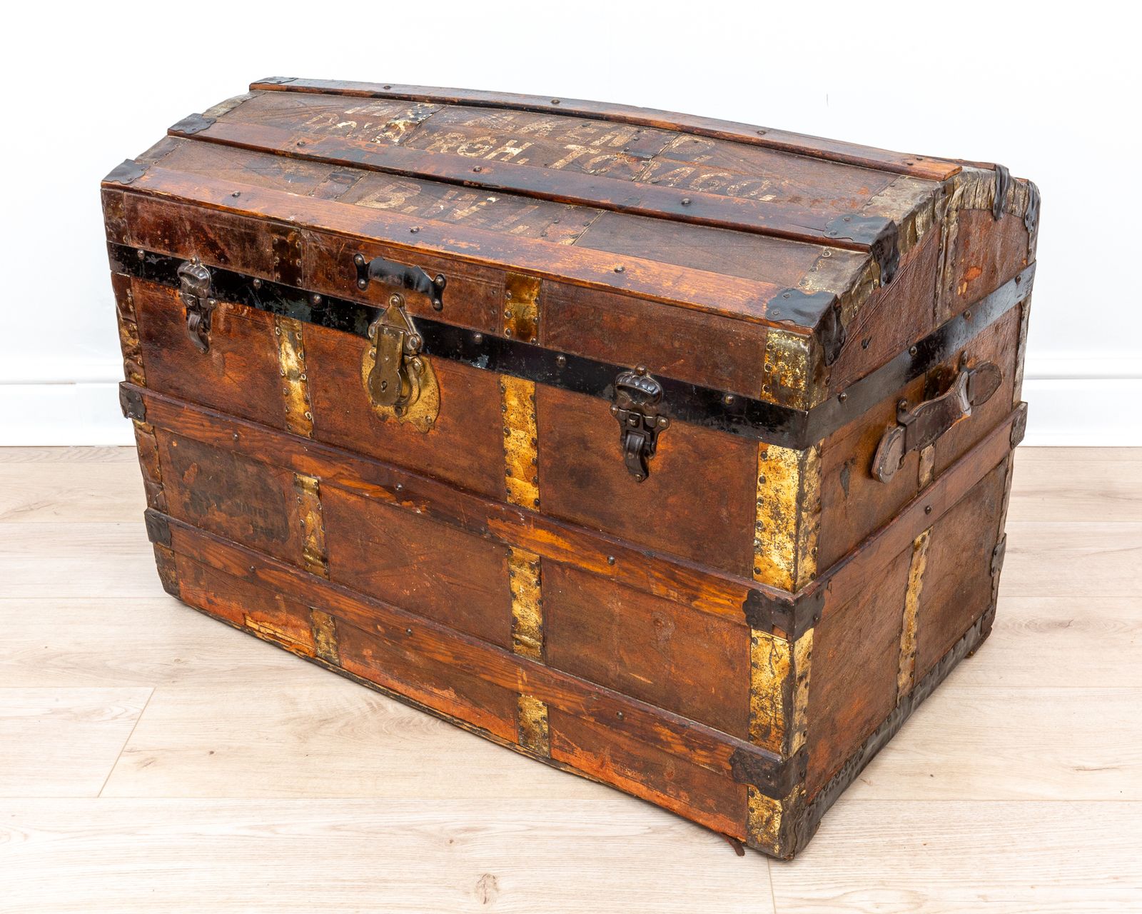 Victorian Leather Steamer Trunk Antiqu.E Domed Travelling Blanket Chest Travel Branded photo furniture