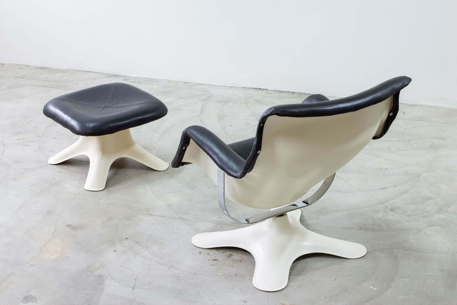 "Karuselli" Lounge Chair And Foot Stool By Yrjö Kukkapuro photo Furniture