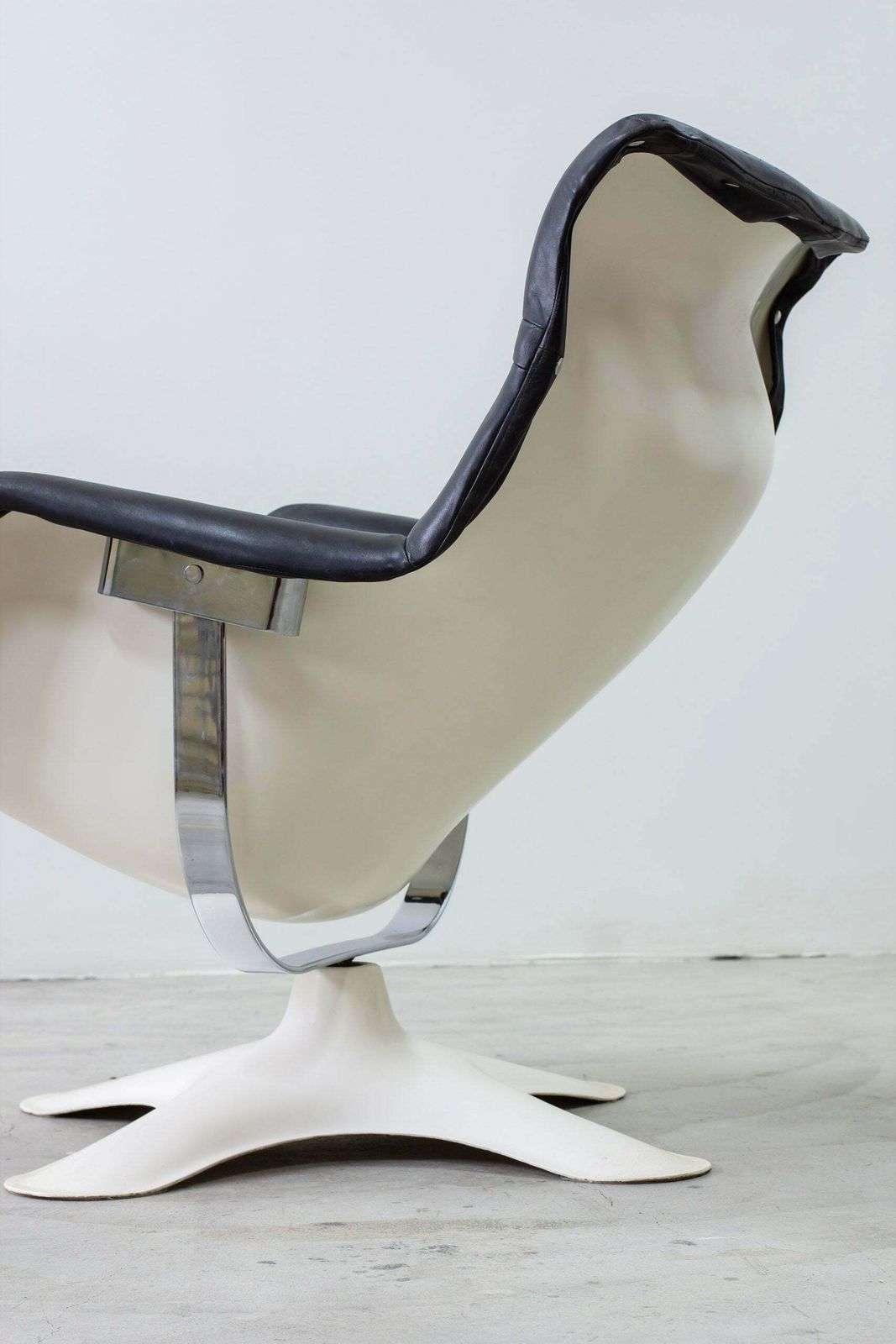 photo vinterior "Karuselli" Lounge Chair And Foot Stool By Yrjö Kukkapuro
