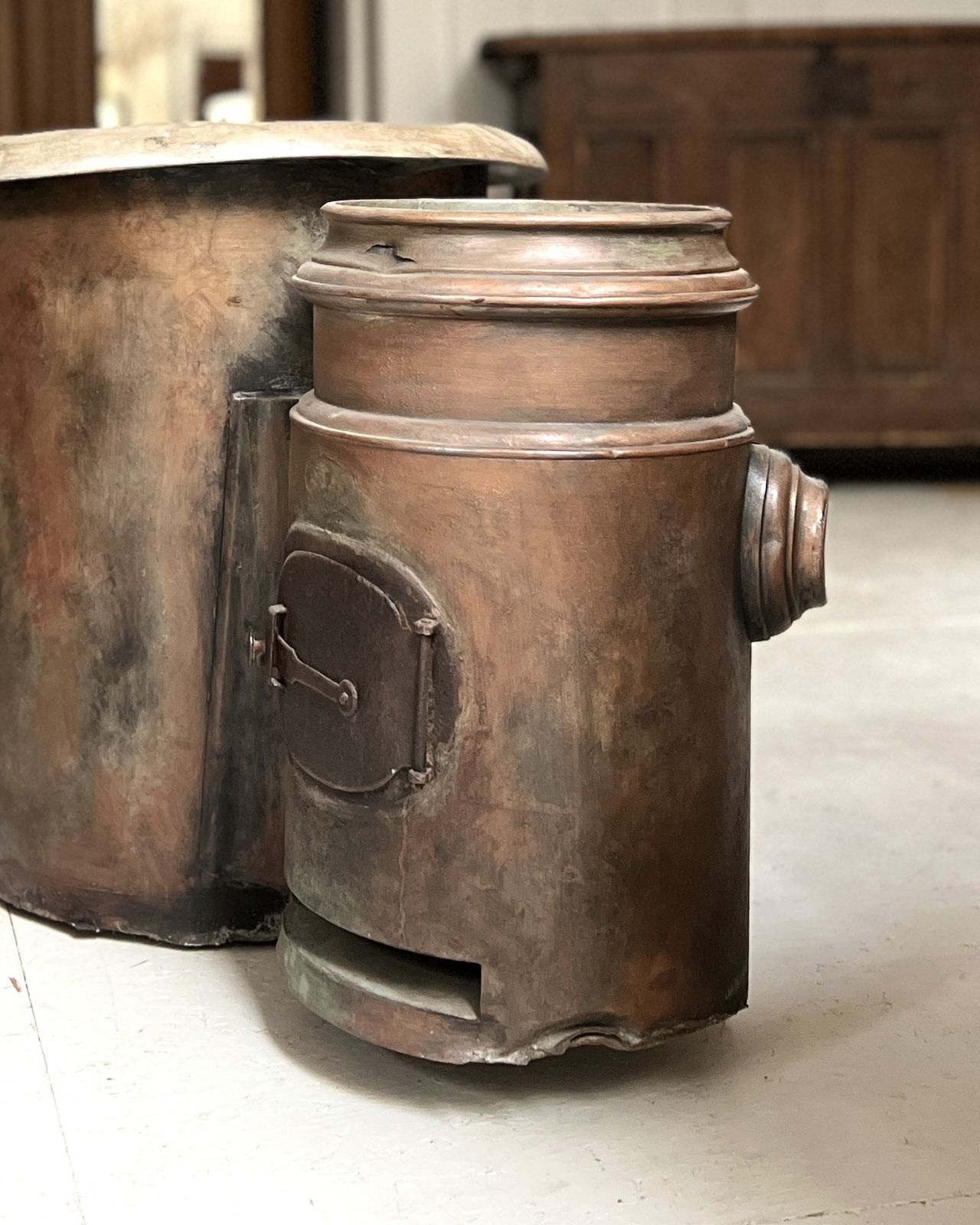 photo vintage Antique French Bath Tub Decorative Garden Planter