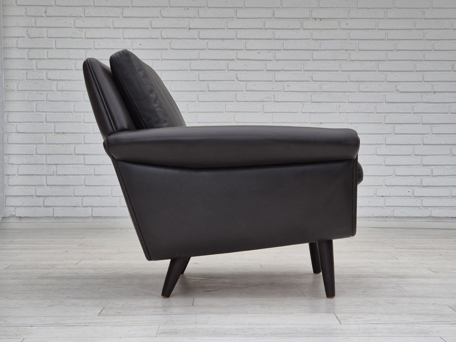 photo furniture Ca. Jaren 1960, Deens Design Van Aage Christiansen, Model "Diplomat", Fauteuil Met Voetenbank.