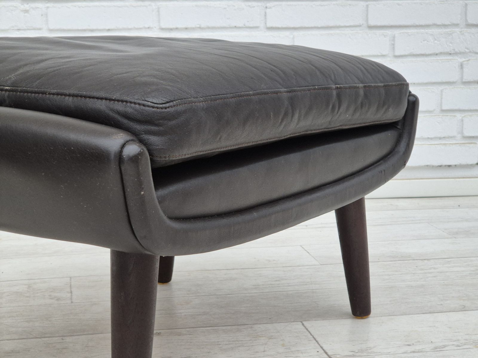 photo vintage Ca. Jaren 1960, Deens Design Van Aage Christiansen, Model "Diplomat", Fauteuil Met Voetenbank.