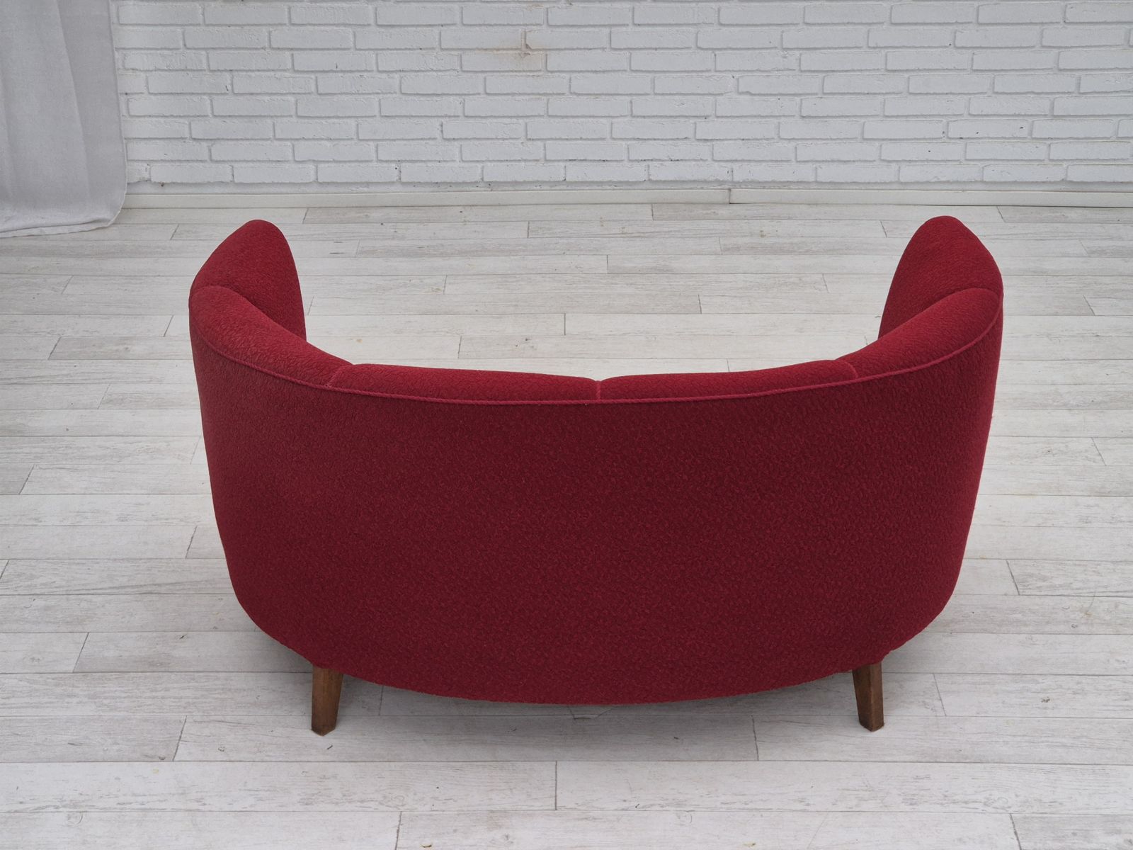 photo vinterior 1960s, Danish 2 Seater Curved Sofa, Original Red Furniture Fabric.