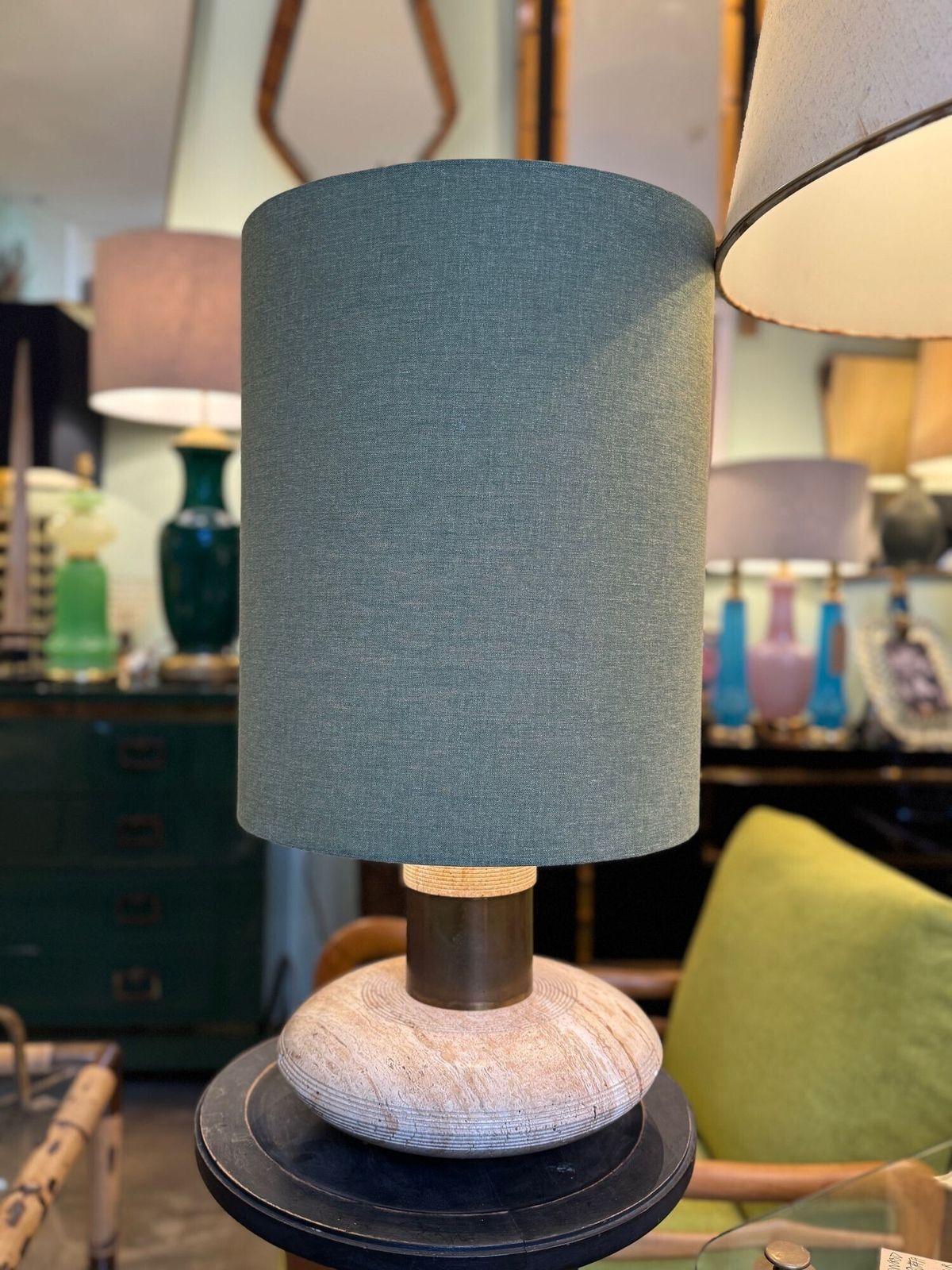 photo vintage A Large 1970s Elliptical Italian Travertine And Brass Lamp By Fratelli Mannelli