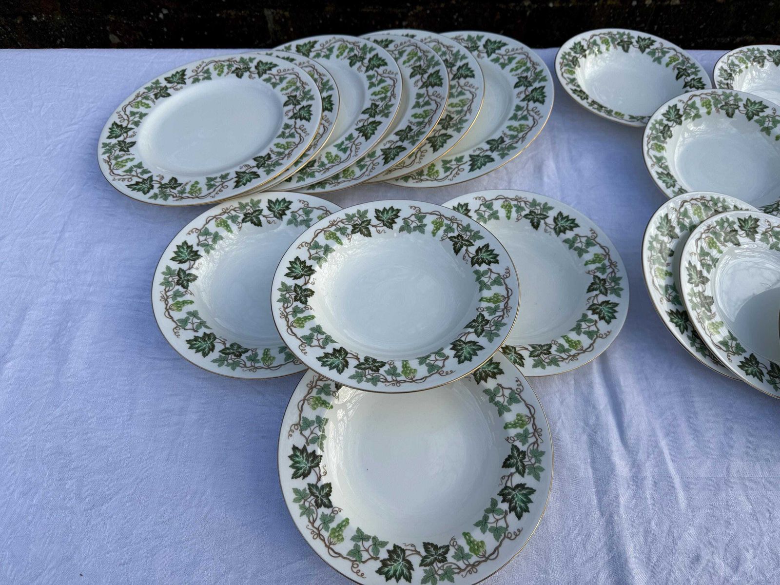 Superb 1950s/60s Wedgwood Santa Clara Part Dinner Service   Green Ivy Pattern, 18 Piece Set Incl Dinner Side Plates, Dessert Soup Bowls photo furniture