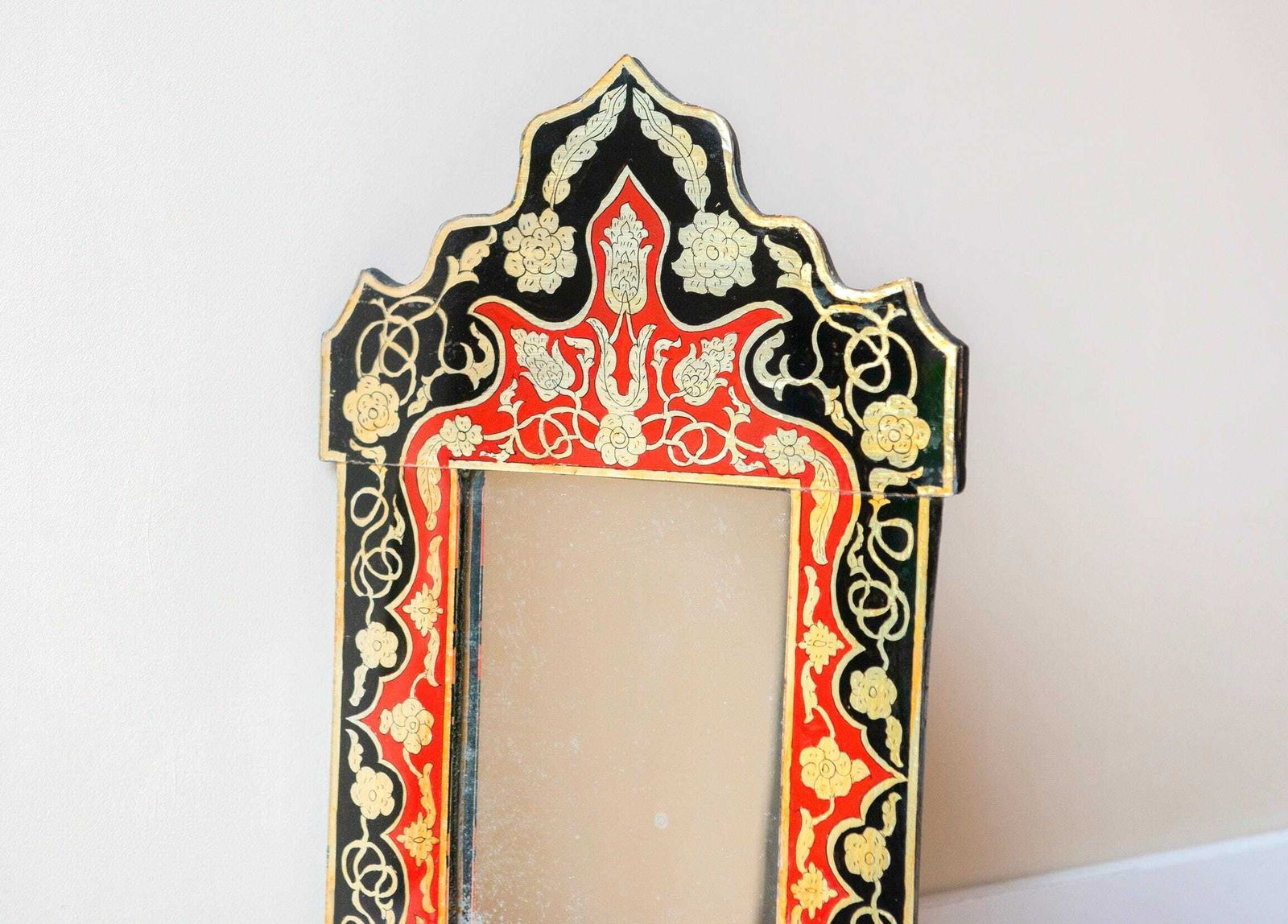 Vintage Peruaanse Spiegel Met Achterglasschildering, Handgemaakt Volkskunst Spiegel, Ca. Jaren 1960, Gouden Bloemmotief Wandspiegel, Bohemian Woondecoratie photo furniture