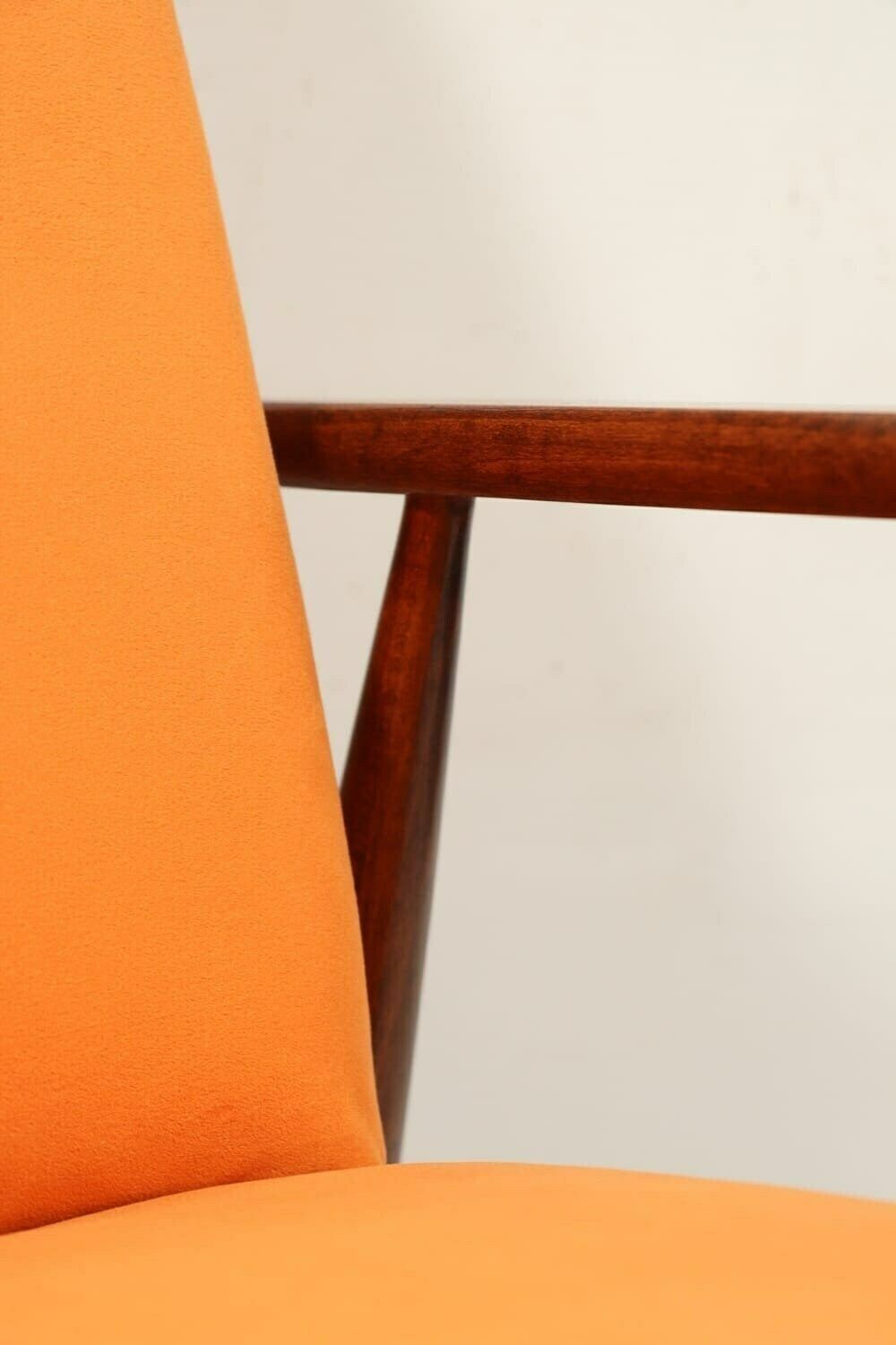 Vintage Fauteuil – Oranje Velours, Bruin Hout, Scandinavische Lounge Stoel photo vintage