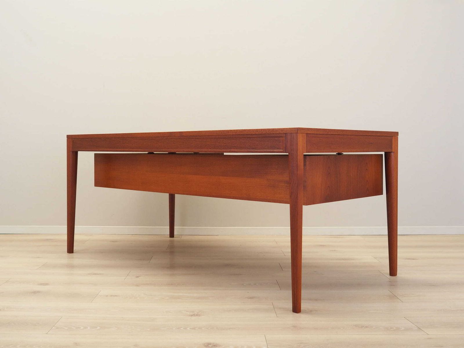 photo vintage Teak Desk, Danish Design, 1970s, Designer: Finn Juhl, Manufacturer: France & Son