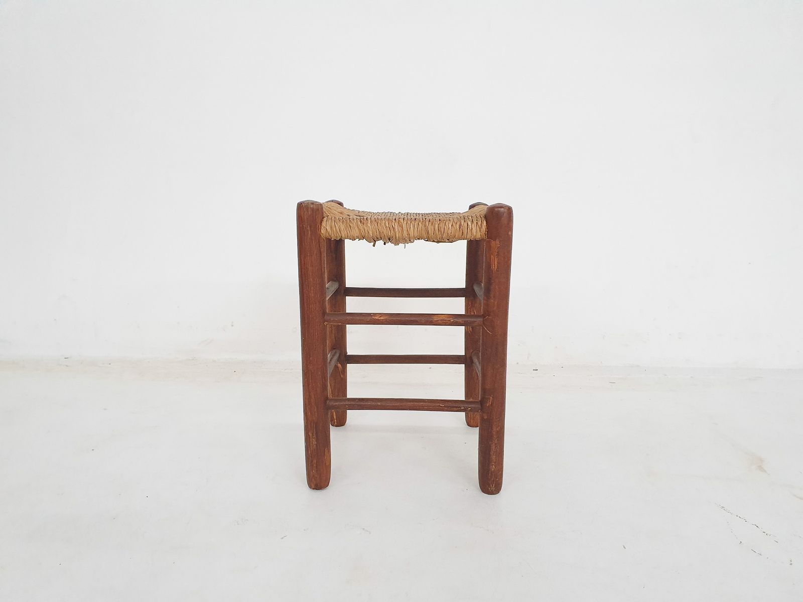 Mid Century Houten Kruk Met Rotan Zitting photo Meubels