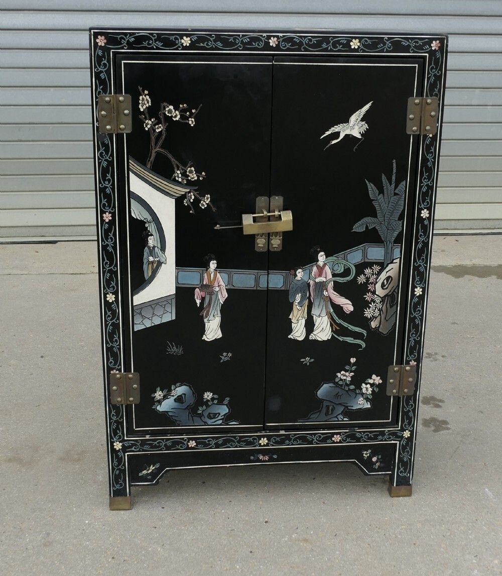 Pretty Chinoiserie Cupboard Decorated With Birds And Flowers photo furniture