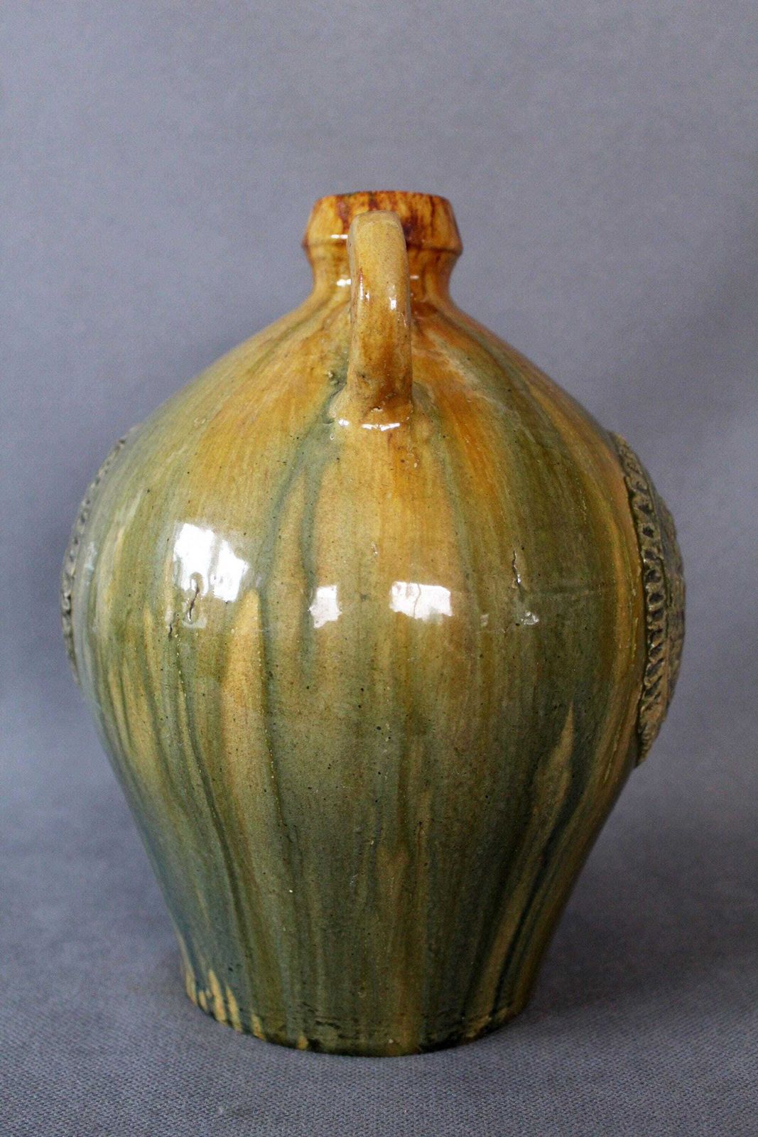 Grote Vintage Geglazuurde Steengoedkruik, Aardewerk Grès Kruikvaas, Groenachtige Glazuurtint, Reliëf Wapenschild Aan Beide Zijden photo Woonaccessoires