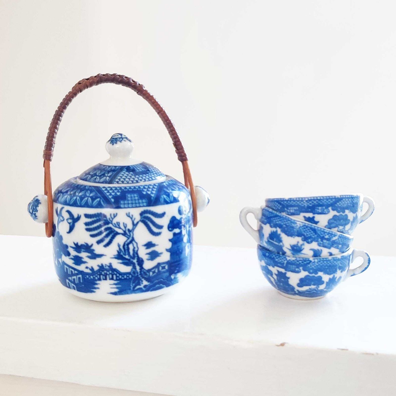 Antique Japanese Porcelain Lidded Sugar Pot W/ Cane Handle & 3 Tea Cups Blue Willow Design Attributed To Nippon, Japan Blue On White Décor photo Home Decor