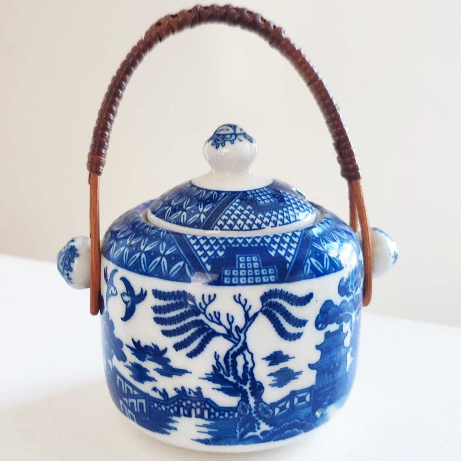 Antique Japanese Porcelain Lidded Sugar Pot W/ Cane Handle & 3 Tea Cups Blue Willow Design Attributed To Nippon, Japan Blue On White Décor photo 55.0