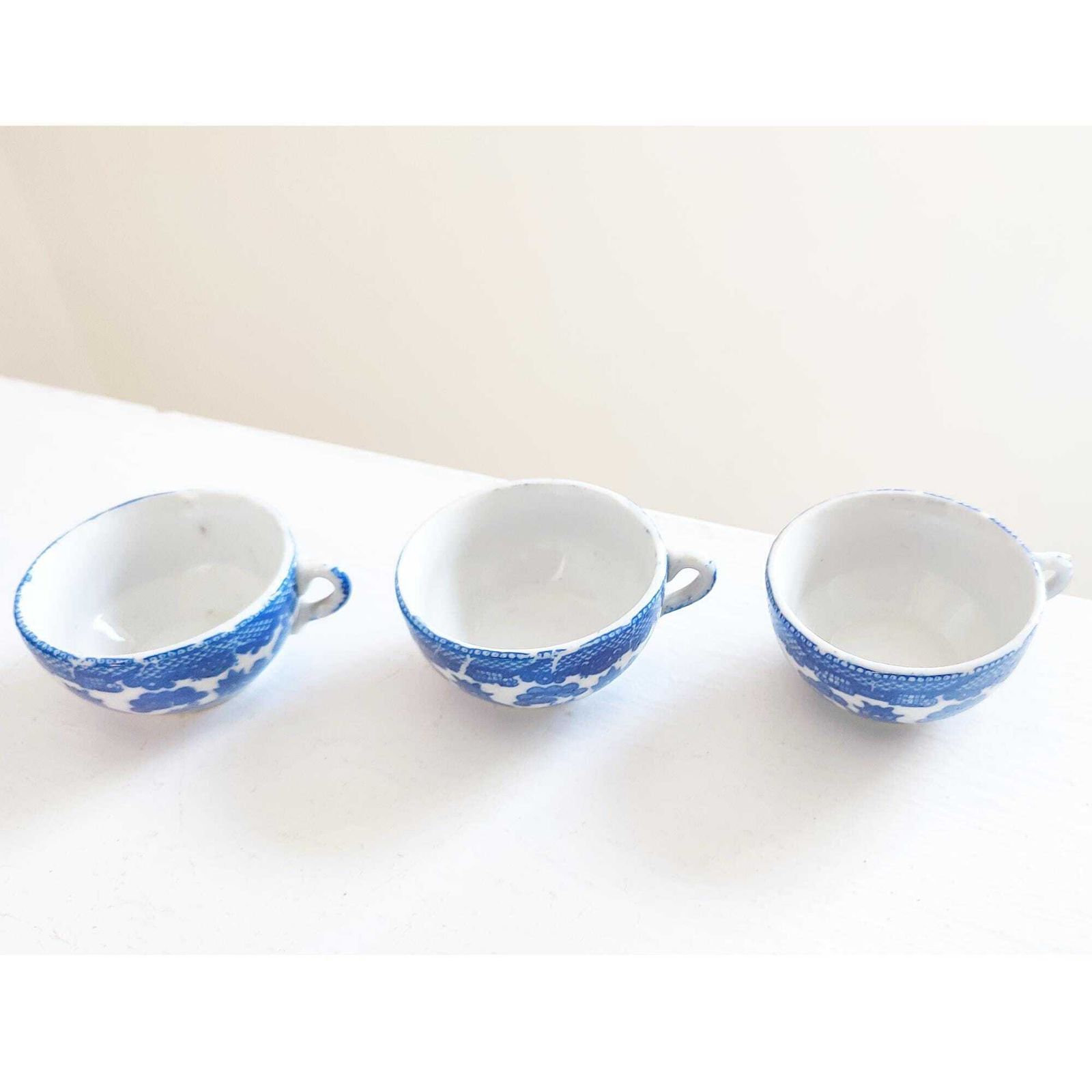 photo furniture Antique Japanese Porcelain Lidded Sugar Pot W/ Cane Handle & 3 Tea Cups Blue Willow Design Attributed To Nippon, Japan Blue On White Décor