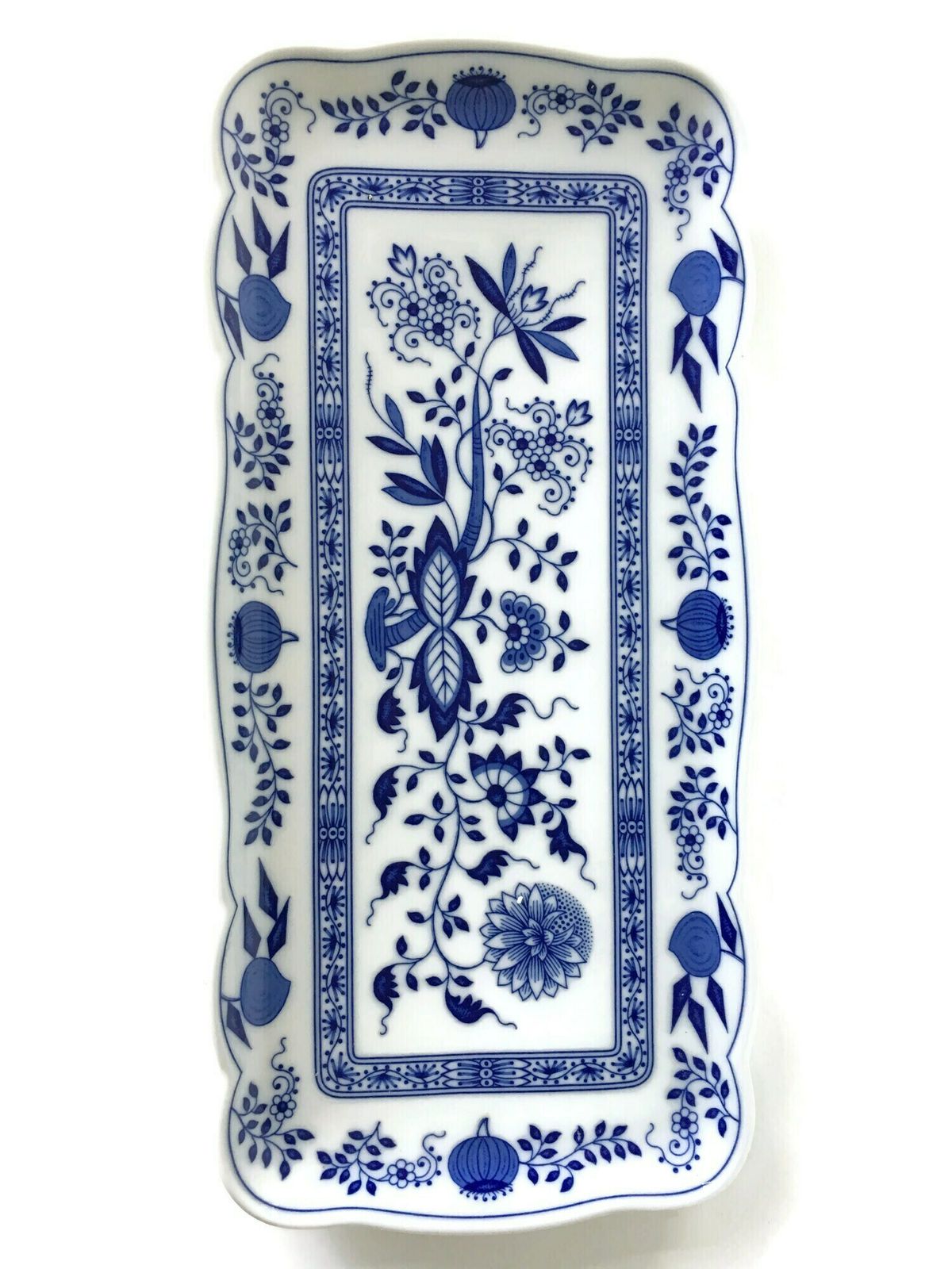 Blauw Uien Cakeplateau | Blauw Wit Porselein | Rechthoekige Sandwichschaal | Hutschenreuther (Rosenthal) photo furniture